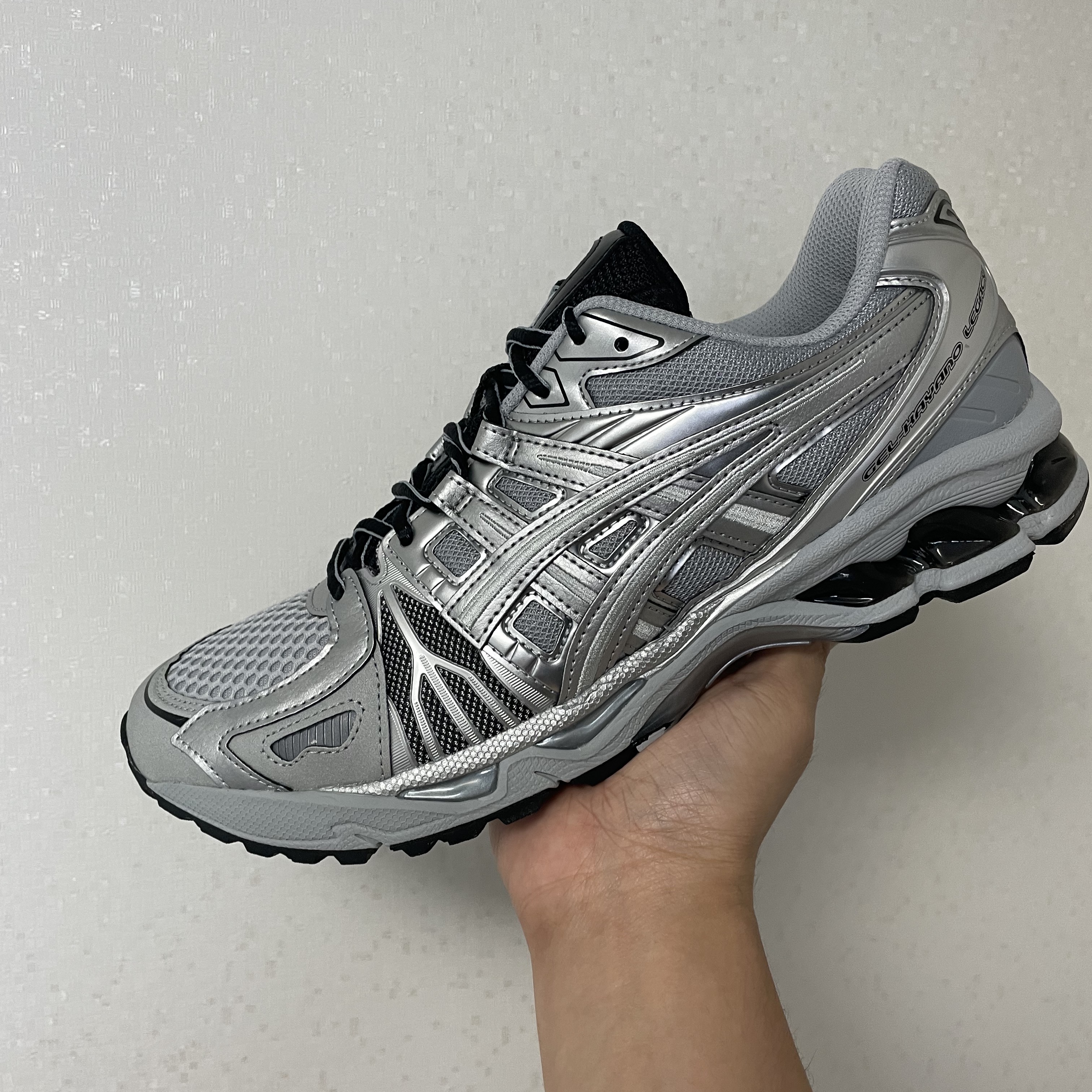 Asics Gel-Kayano Legacy Pure Silver 착용 스타일 - 1