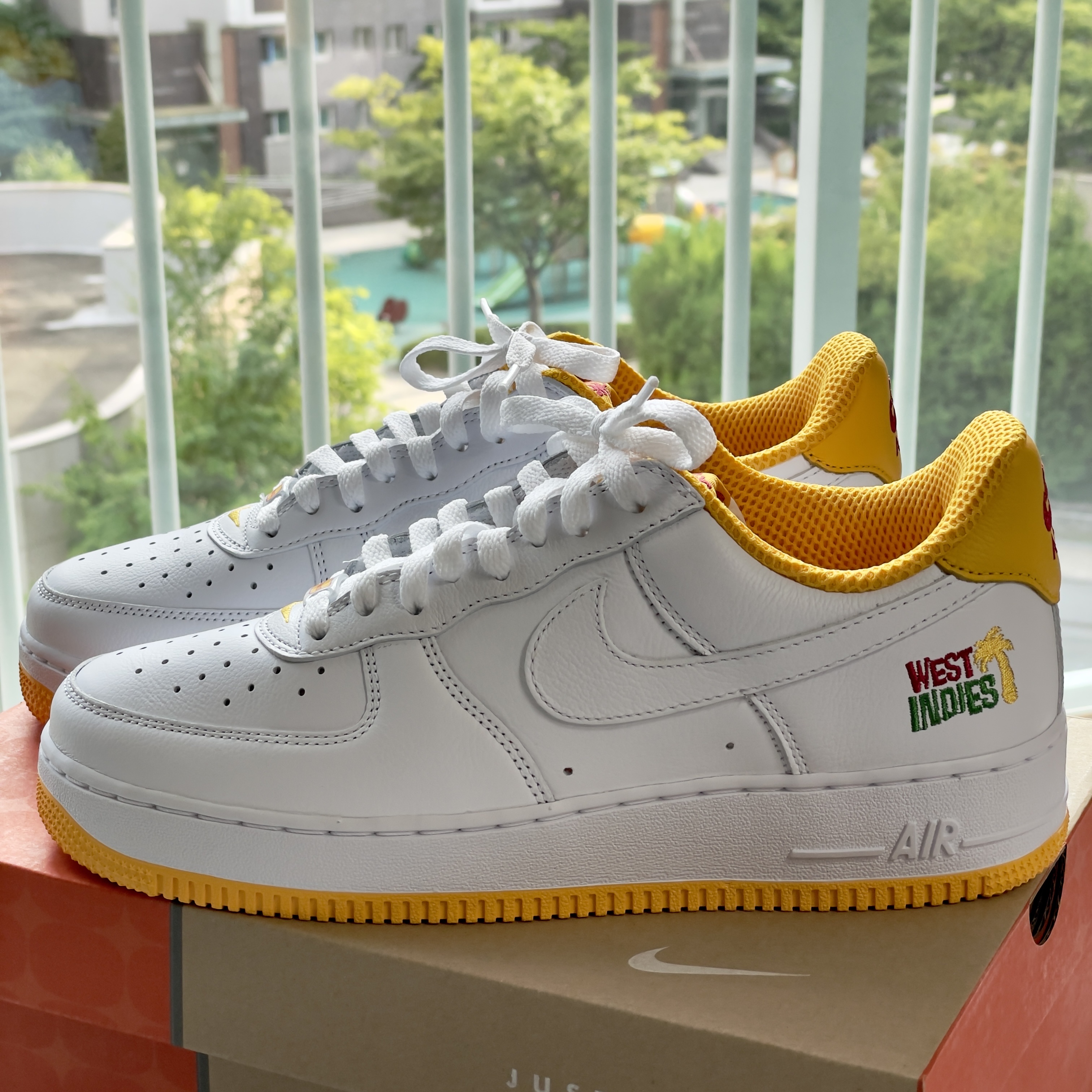 Nike Air Force 1 Low Retro QS West Indies University Gold 착용 스타일 - 1