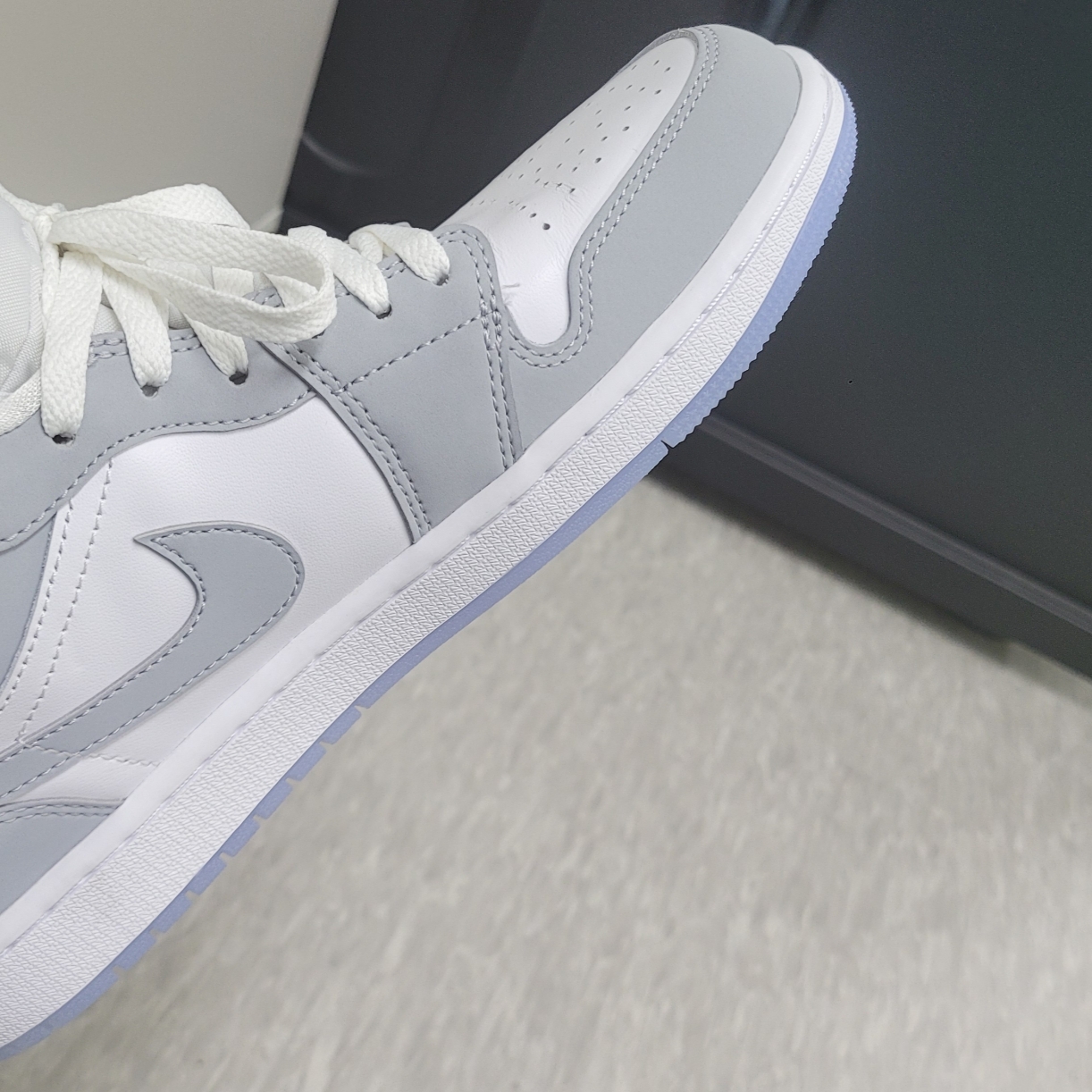 (W) Jordan 1 Low White Wolf Grey 착용 스타일 - 2