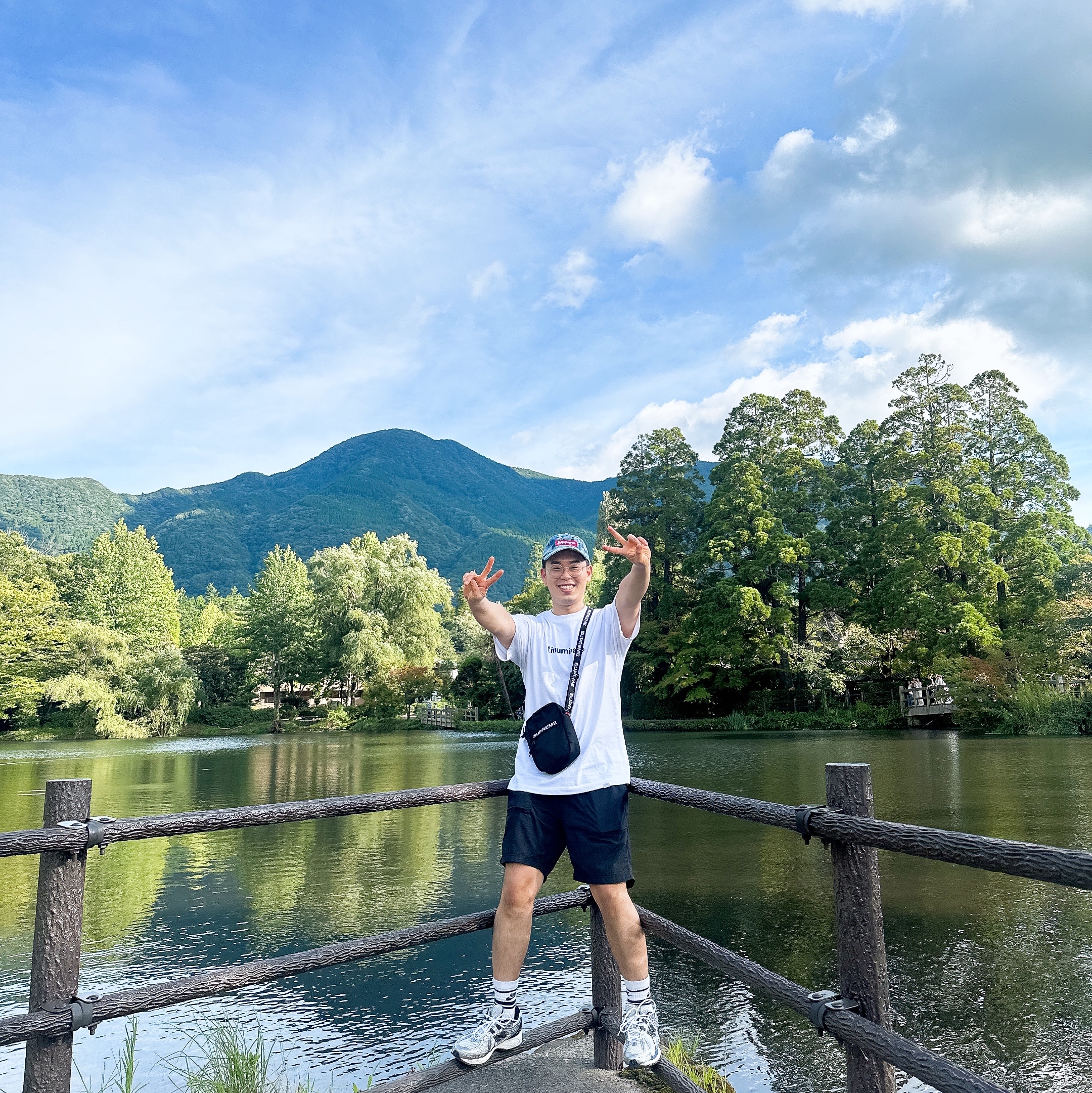 Supreme Shoulder Bag Black - 22FW, Supreme Flames Jacquard Denim Camp Cap Washed Indigo - 23SS 착용 스타일 - 2