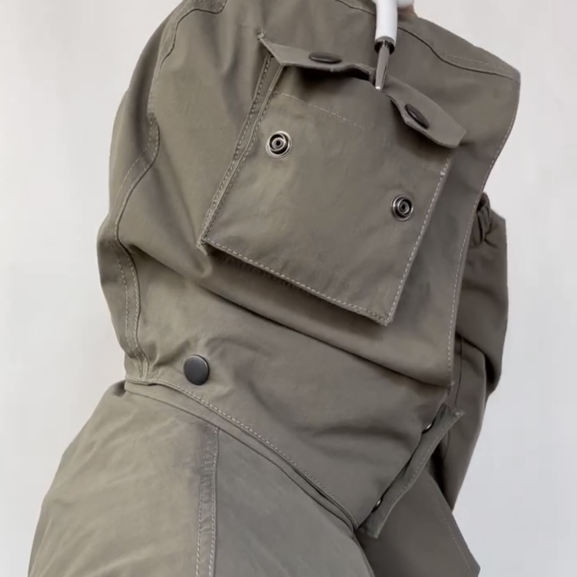 Full of Ssun Multi Pocket Hood Jacket Light Khaki, Apple AirPods Max Lightning Silver (Korean Ver.) 착용 스타일 - 3