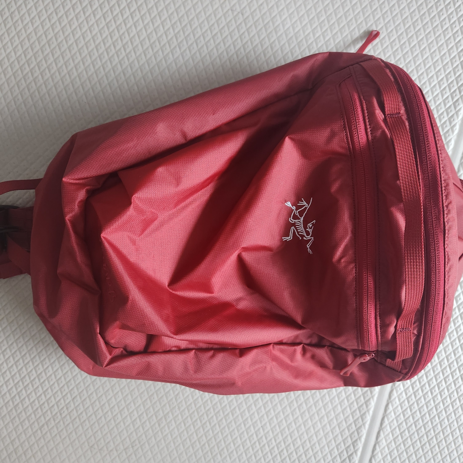 Arc'teryx Heliad 15 Backpack Bordeaux 착용 스타일