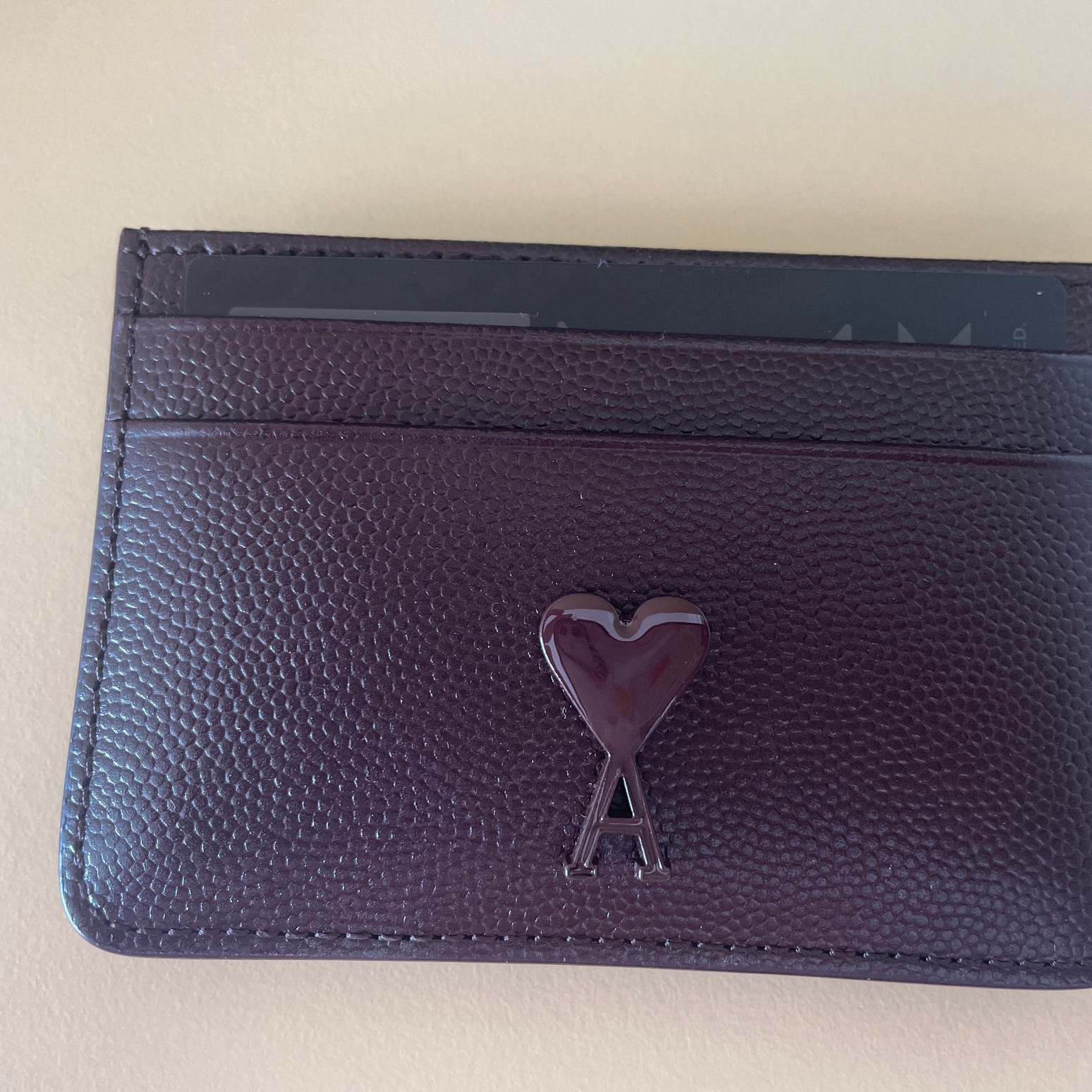AMI de Coeur Leather Card Holder Red 착용 스타일