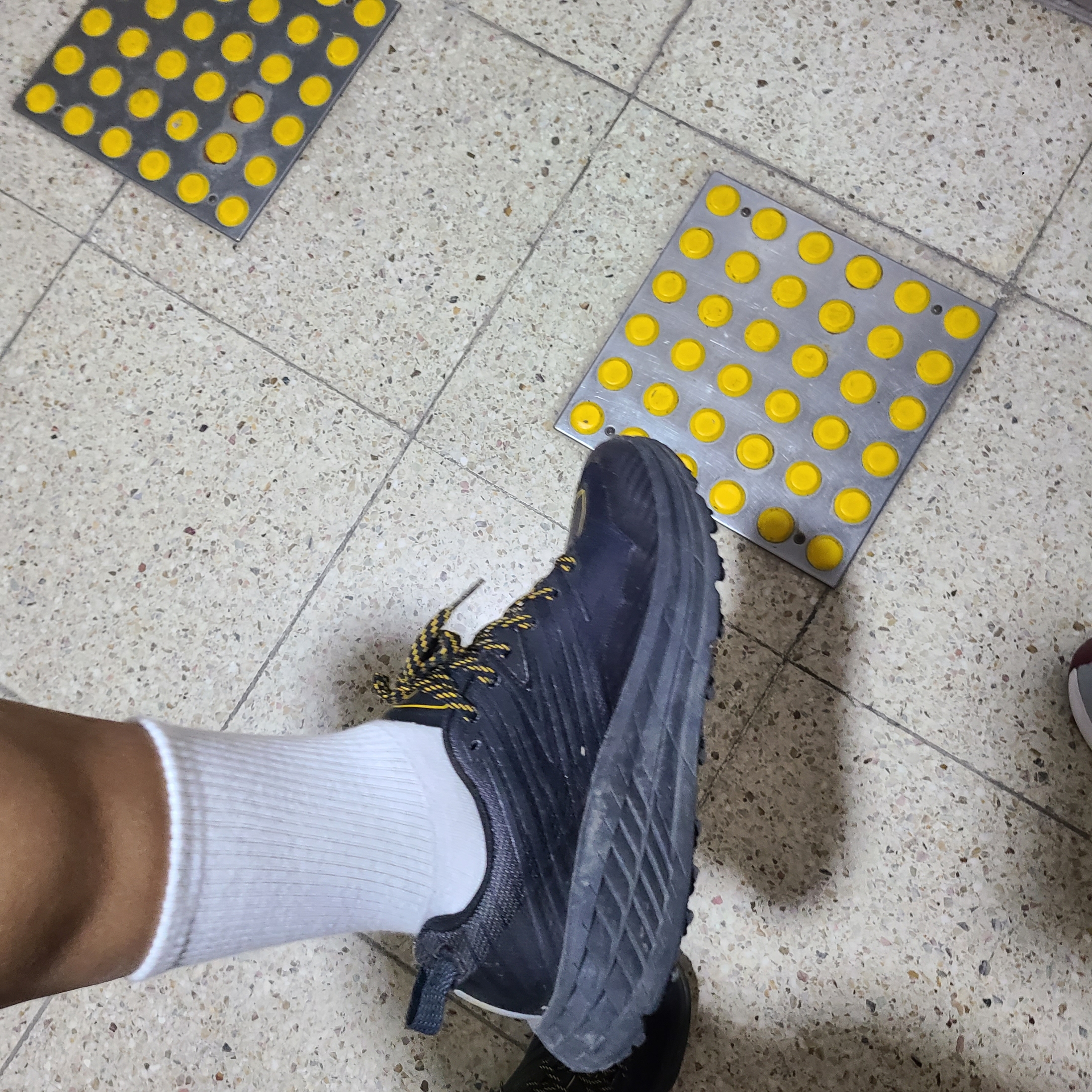 Hoka Speedgoat 4 Gore-Tex Anthracite 착용 스타일 - 2