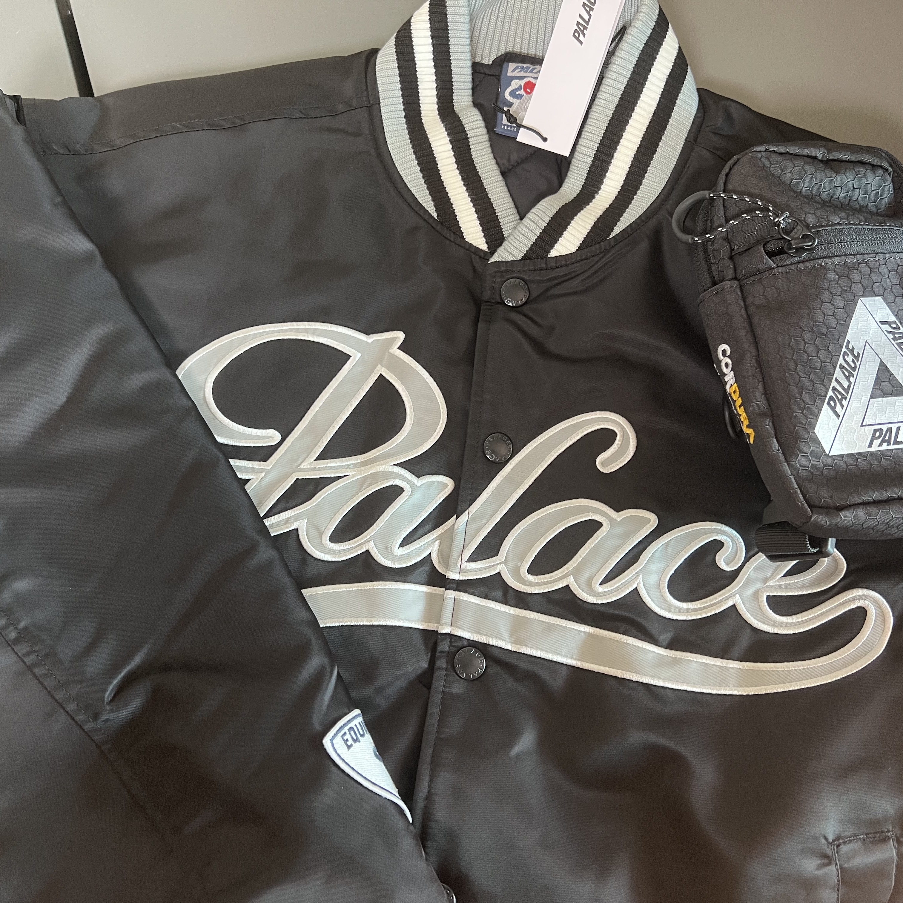 Palace Satin The Arena Jacket Black - 23FW, Palace Cordura Eco Hex Ripstop Shot Bag Black - 23FW 착용 스타일