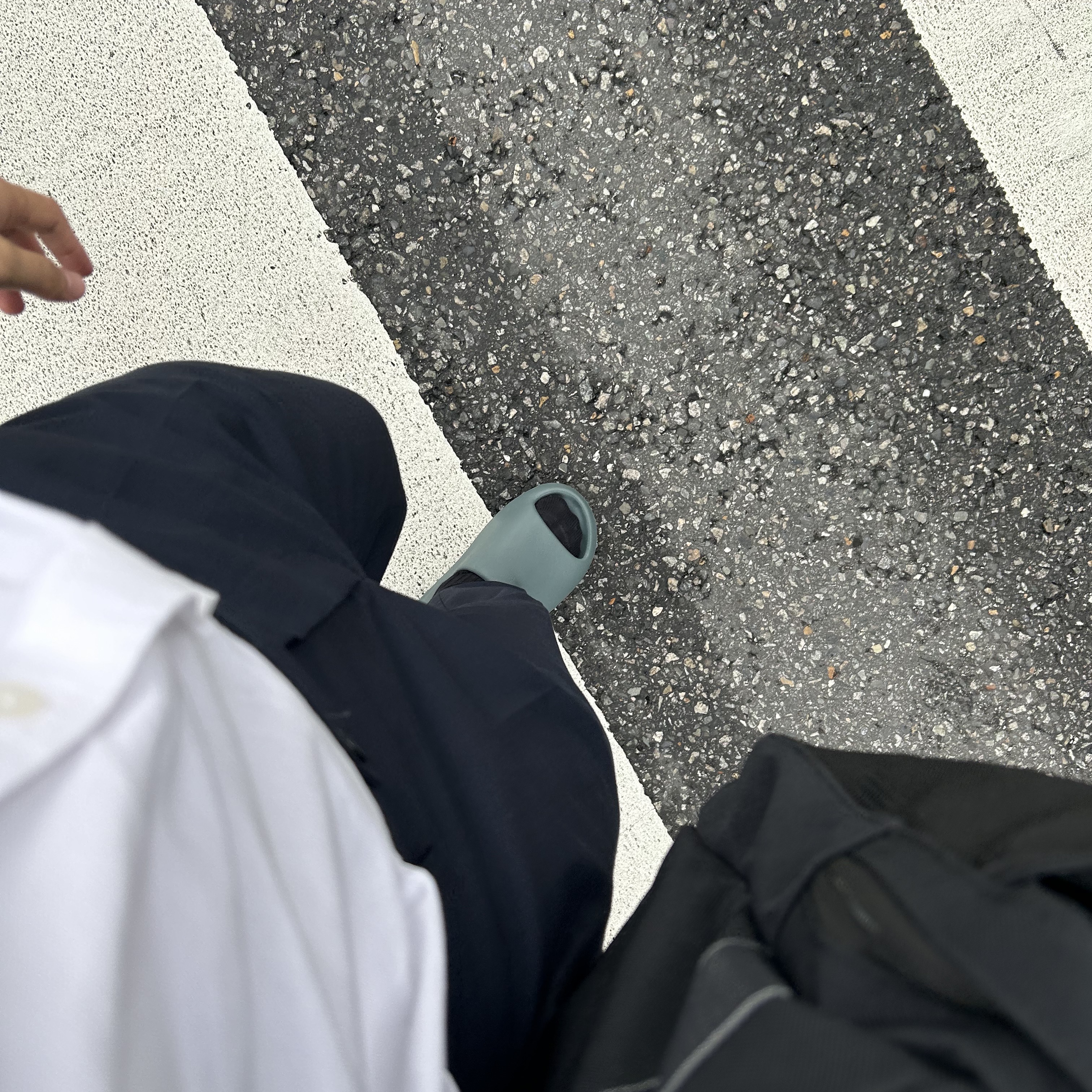 Adidas Yeezy Slide Slate Marine 착용 스타일