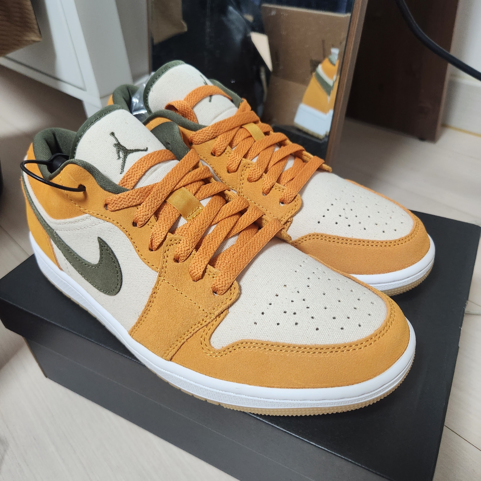 Jordan 1 Low SE Light Curry 착용 스타일
