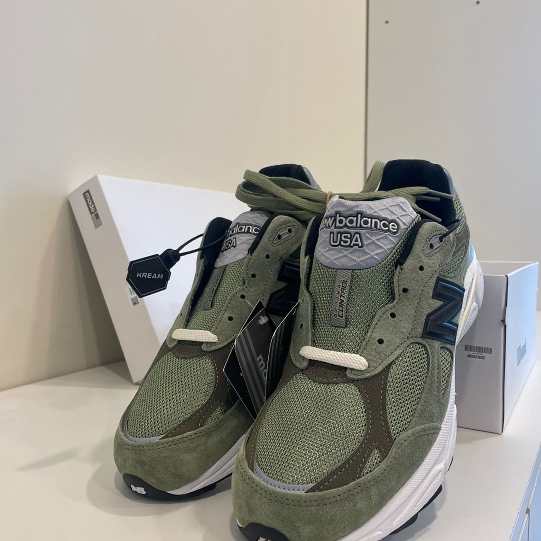 New Balance x JJJJound 990v3 Olive, Celine Small Pouch in Triomphe Canvas and Lambskin Tan 착용 스타일 - 3