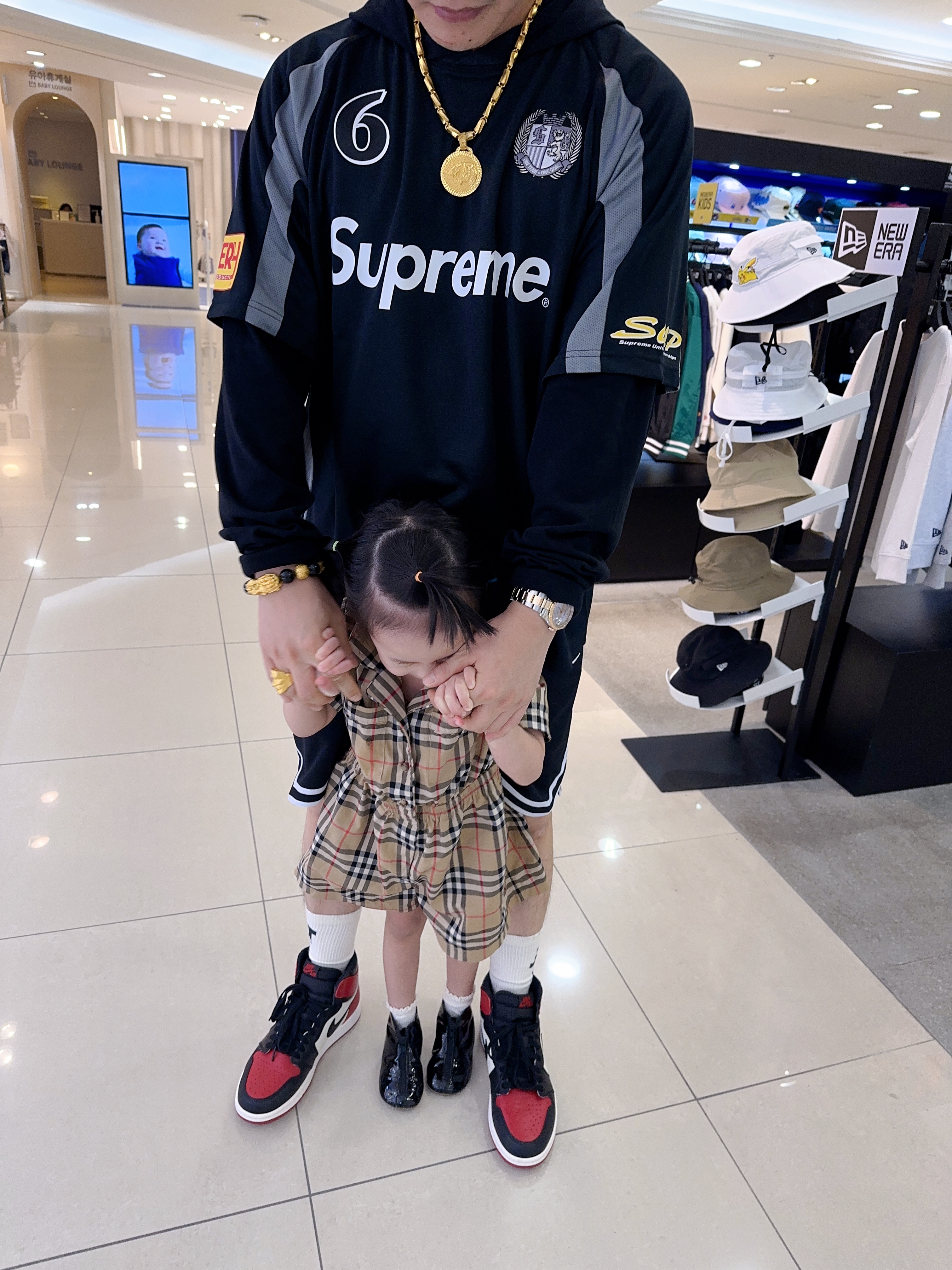 Supreme Hooded Soccer Jersey Black - 23FW, Jordan 1 Retro High OG Bred Toe 착용 스타일 - 1