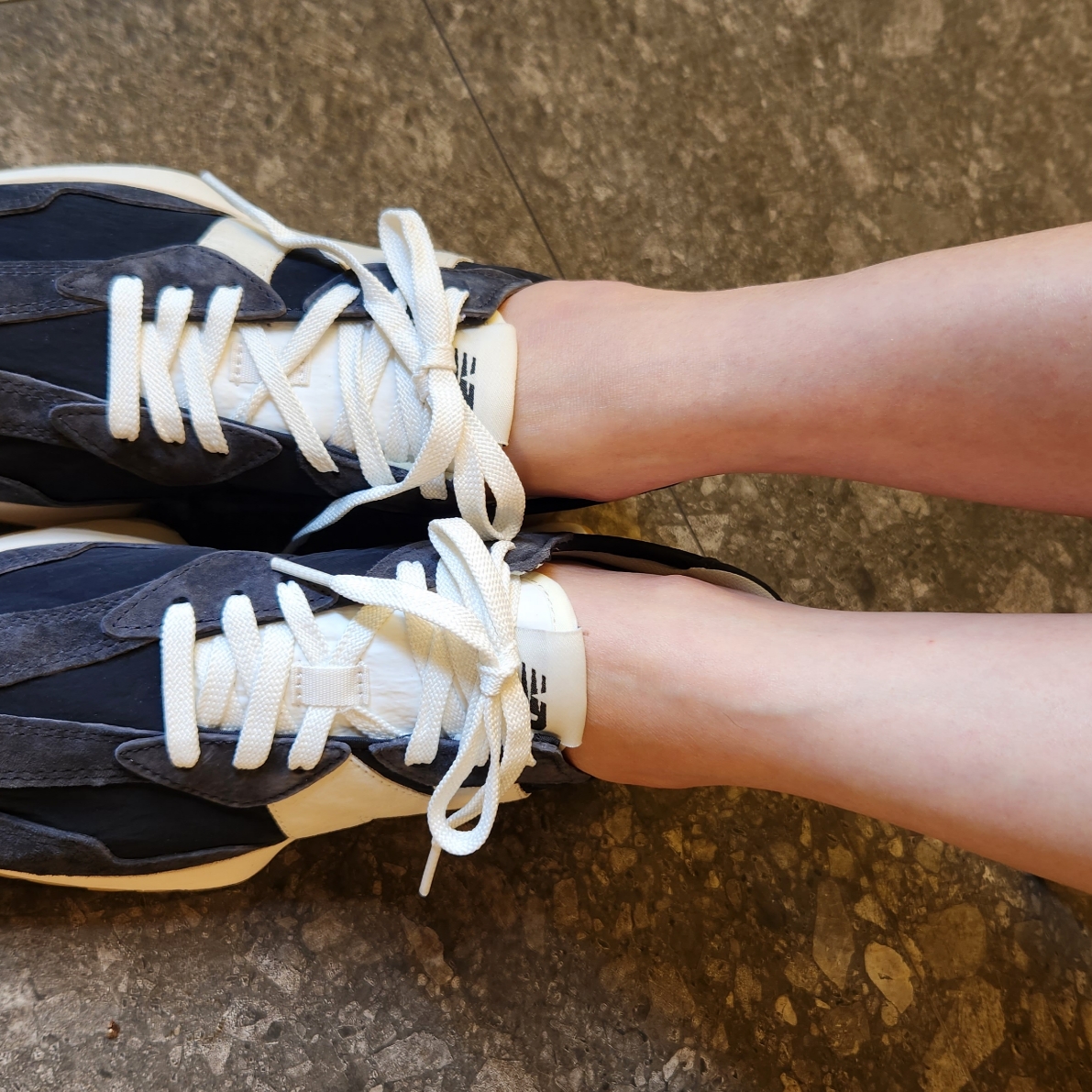 New Balance 327 Clean Vintage Black 착용 스타일 - 2