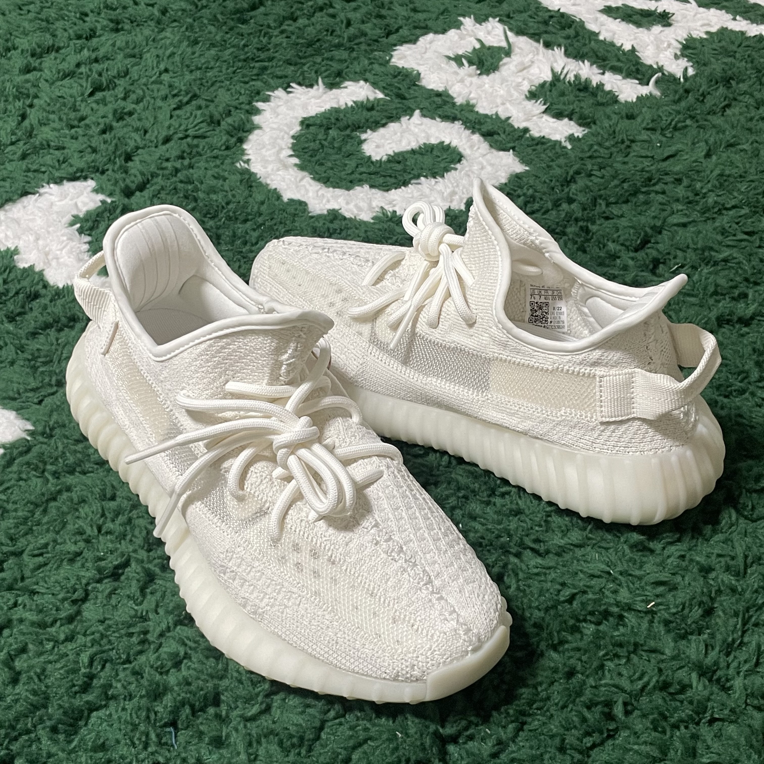 Adidas Yeezy Boost 350 V2 Bone 착용 스타일 - 1