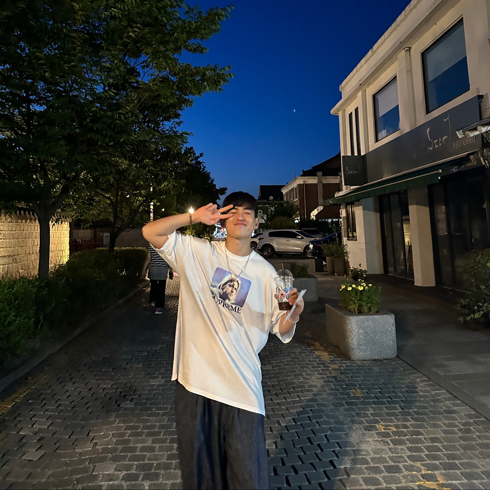 Supreme Kurt Cobain T-Shirt White - 23SS, Jordan 1 x Travis Scott x Fragment Retro Low OG SP Military Blue 착용 스타일 - 2