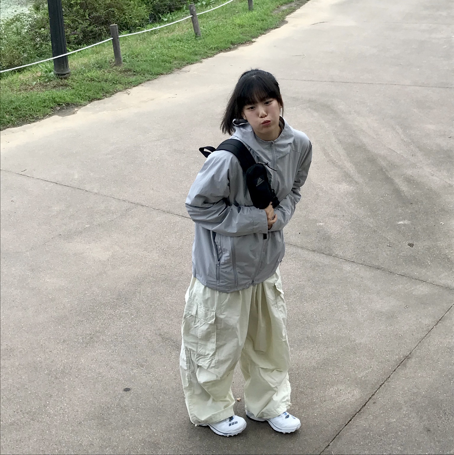 Salomon XT-4 White Lunar Rock 착용 스타일 - 2