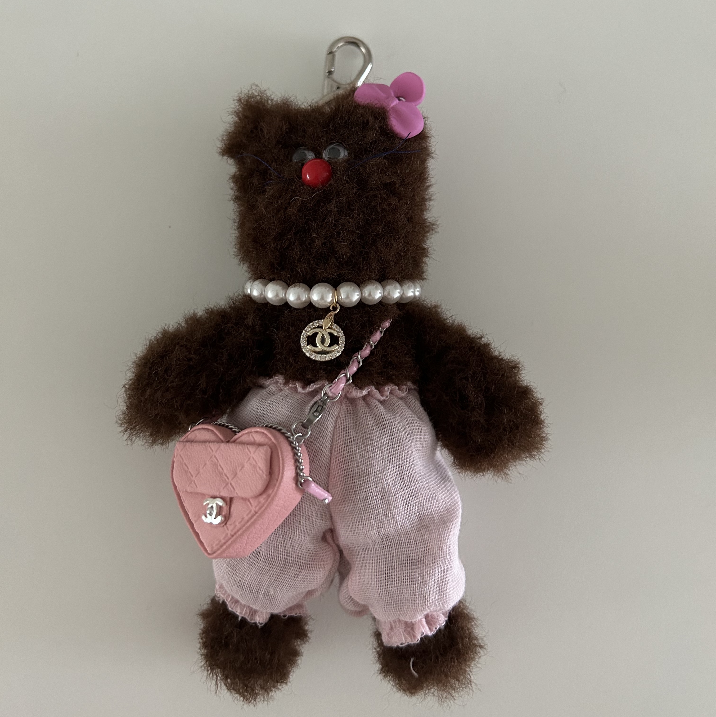 Monamhee Bred Keyring with Pink Pants Brown 착용 스타일