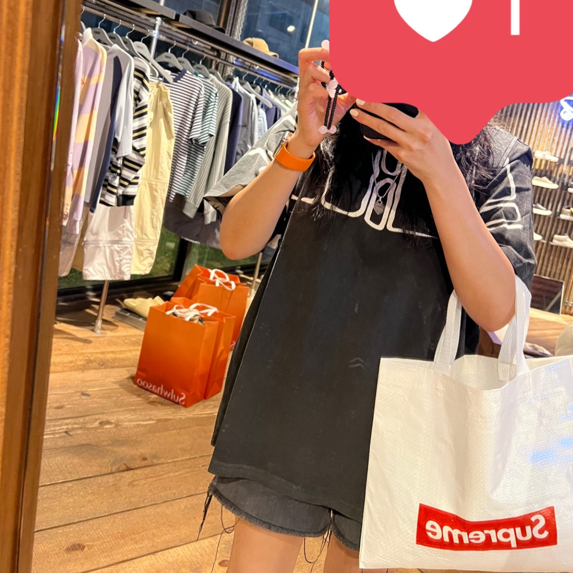 Supreme Overprint Knockout S/S Top Black - 23FW, Supreme x Tiffany & Co. Return to Tiffany Heart Tag Pendant - 21FW 착용 스타일