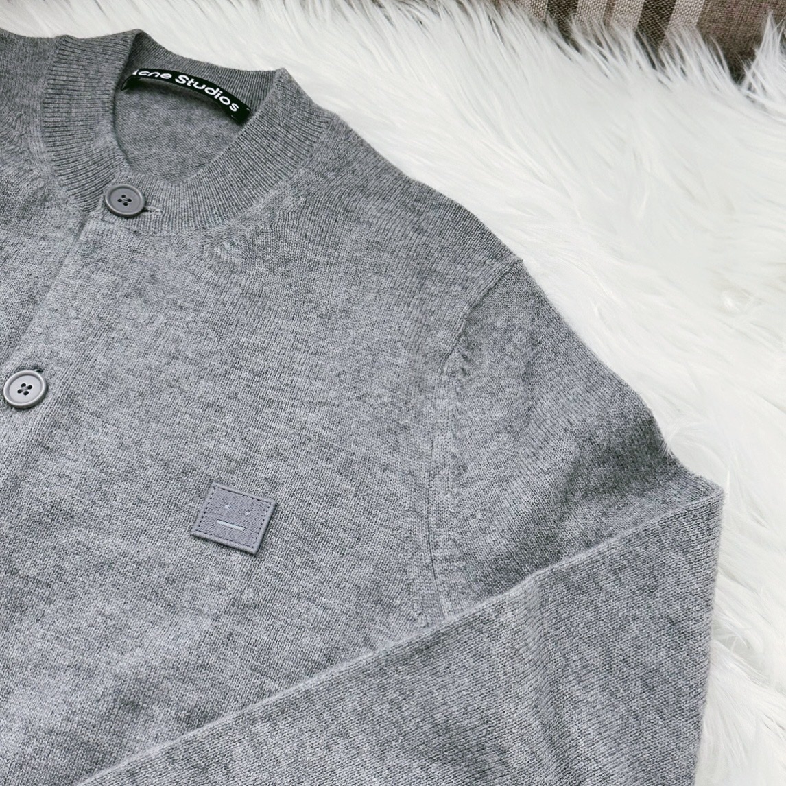 (W) Acne Studios Keva Face Crewneck Cardigan Grey Melange 착용 스타일