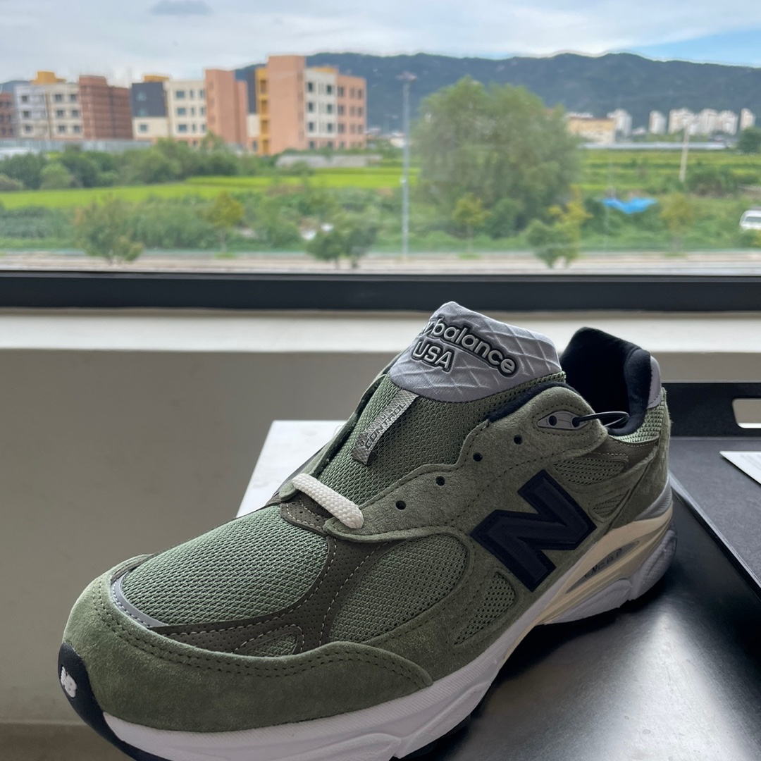 New Balance x JJJJound 990v3 Olive, Celine Small Pouch in Triomphe Canvas and Lambskin Tan 착용 스타일 - 2