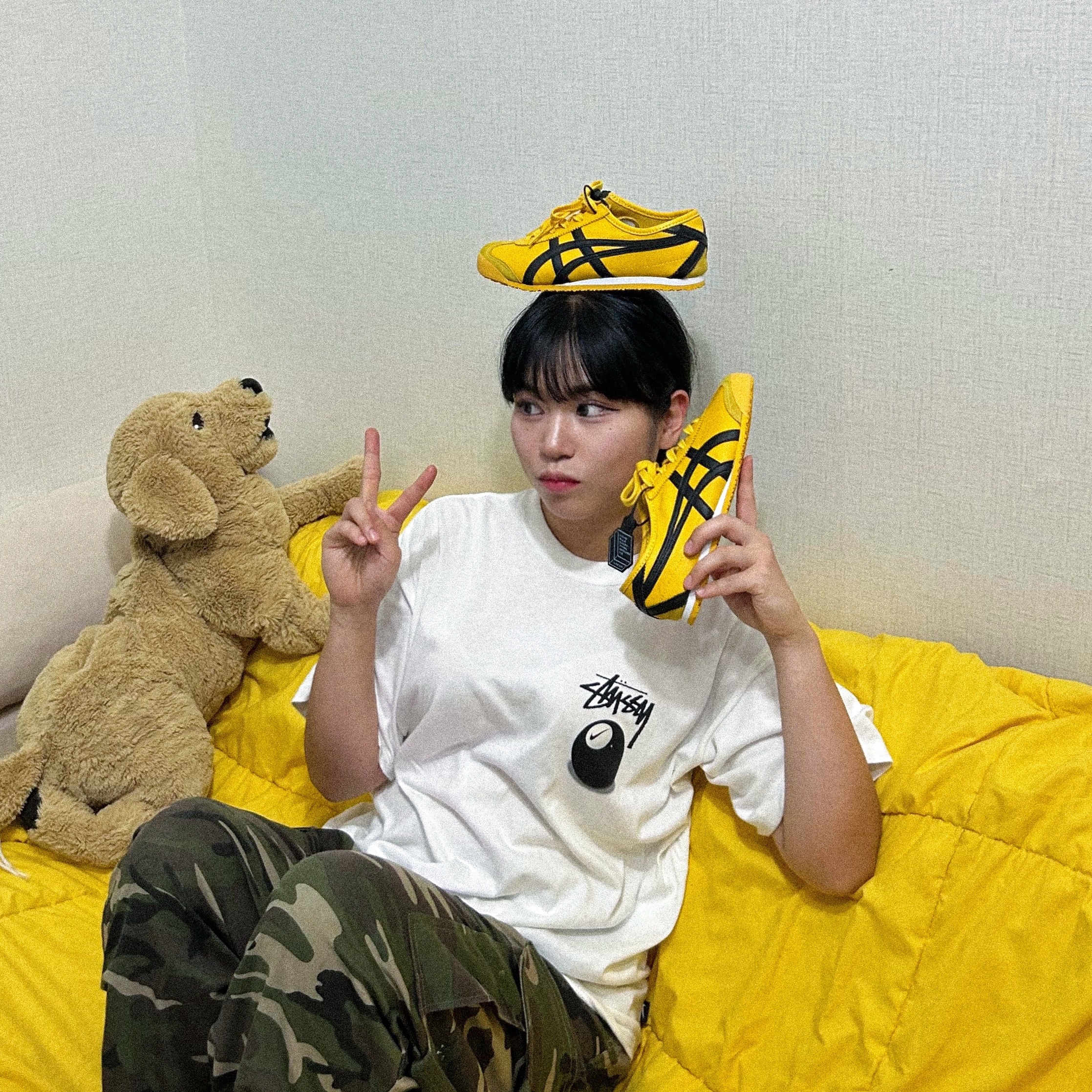 Onitsuka Tiger Mexico 66 Yellow Black, Nike x Stussy NRG FL SS 8 Ball T-Shirt White (DO9322-100) 착용 스타일 - 1