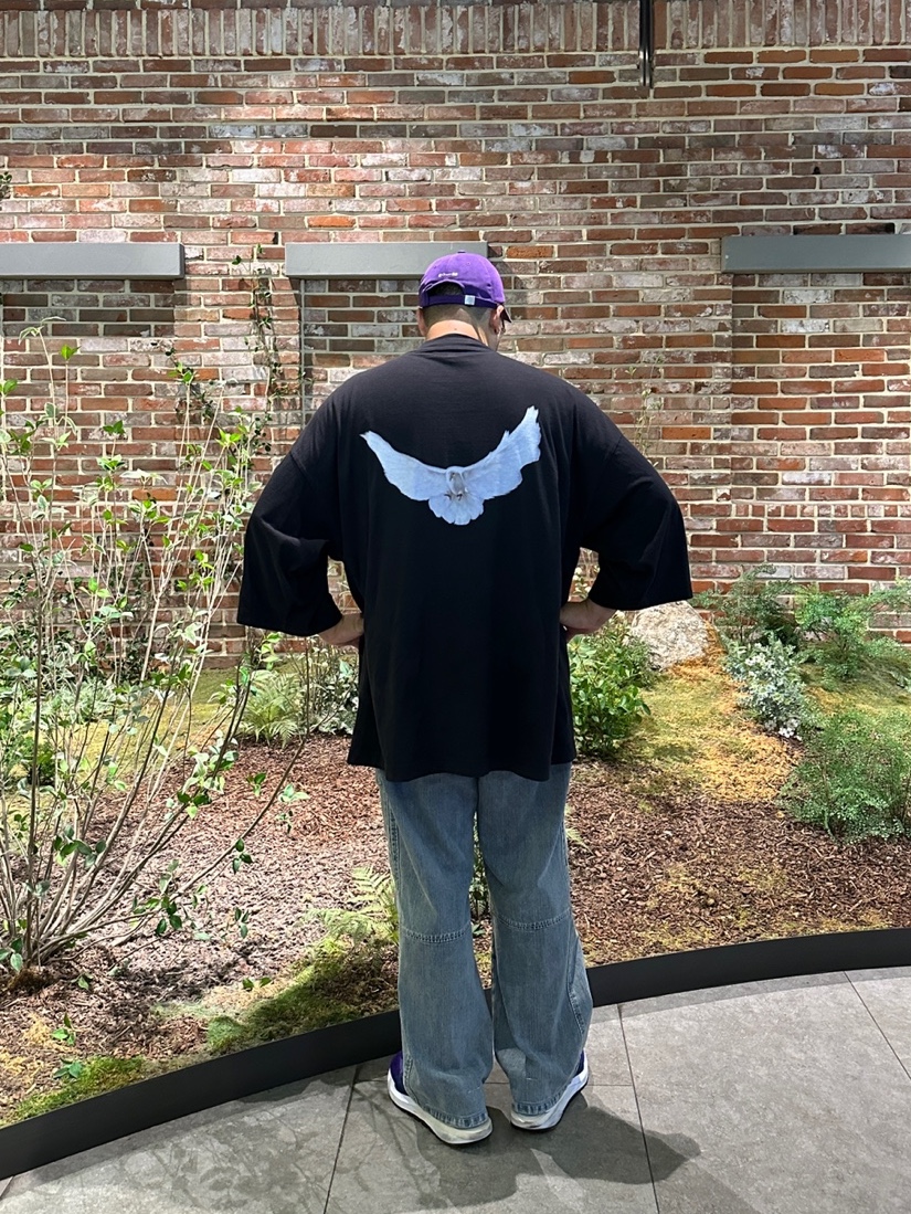 Gentle Monster x Maison Margiela MM011 Clear Black Gradient, Yeezy Gap Engineered By Balenciaga Dove 3/4 Sleeve T-Shirt Black 착용 스타일 - 1