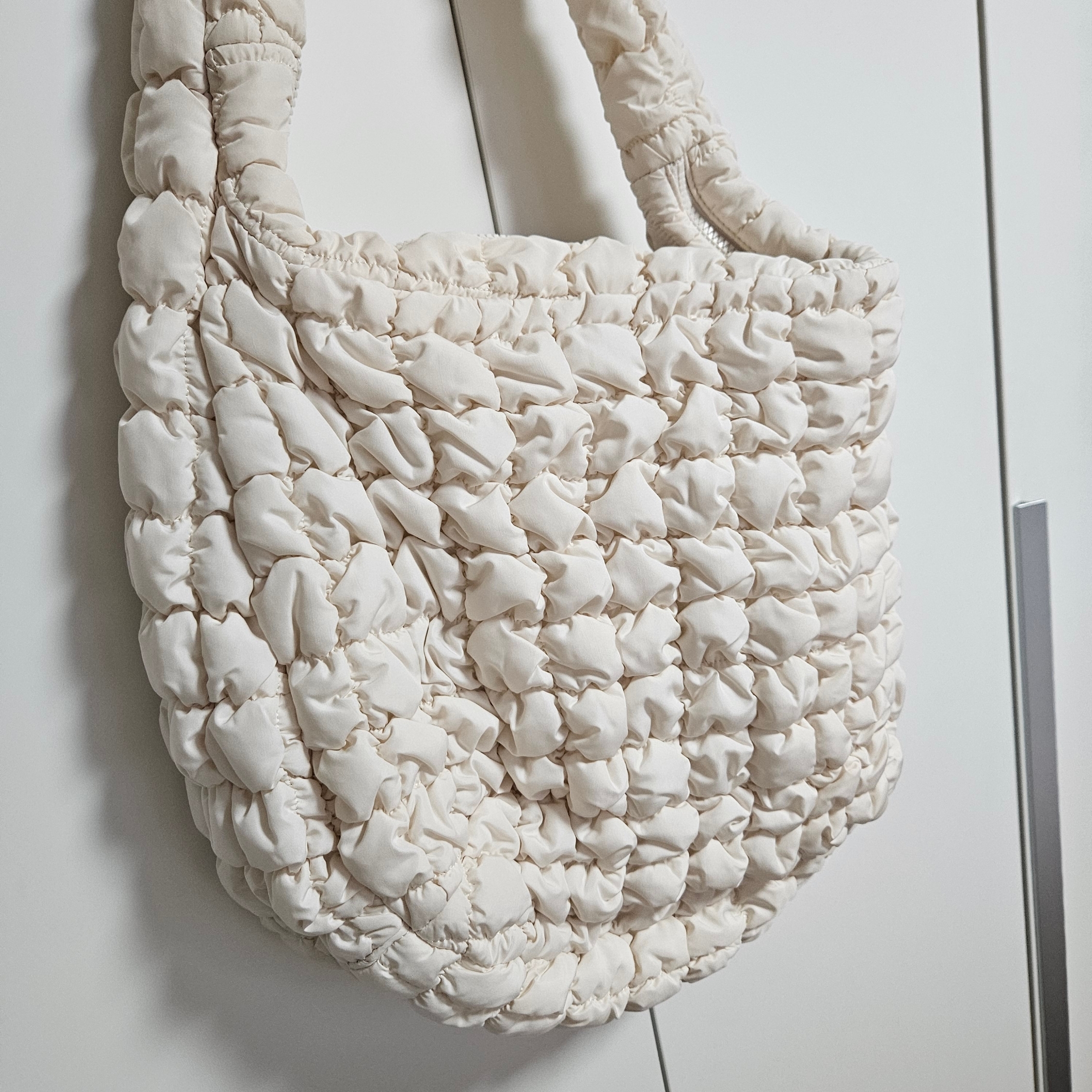 COS Quilted Oversized Shoulder Bag Off White Light Beige 착용 스타일