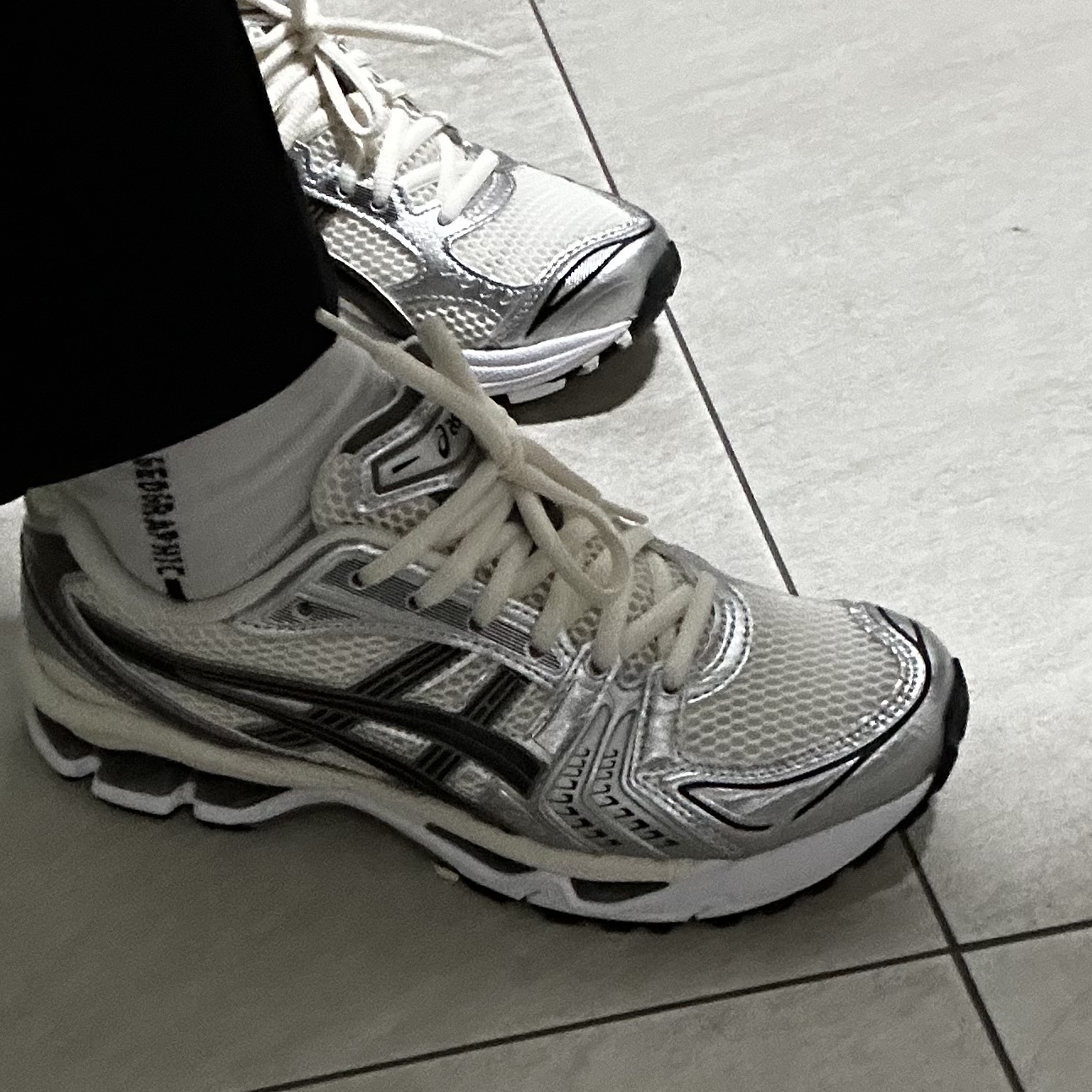 Asics Gel-Kayano 14 Cream Black 착용 스타일 - 2