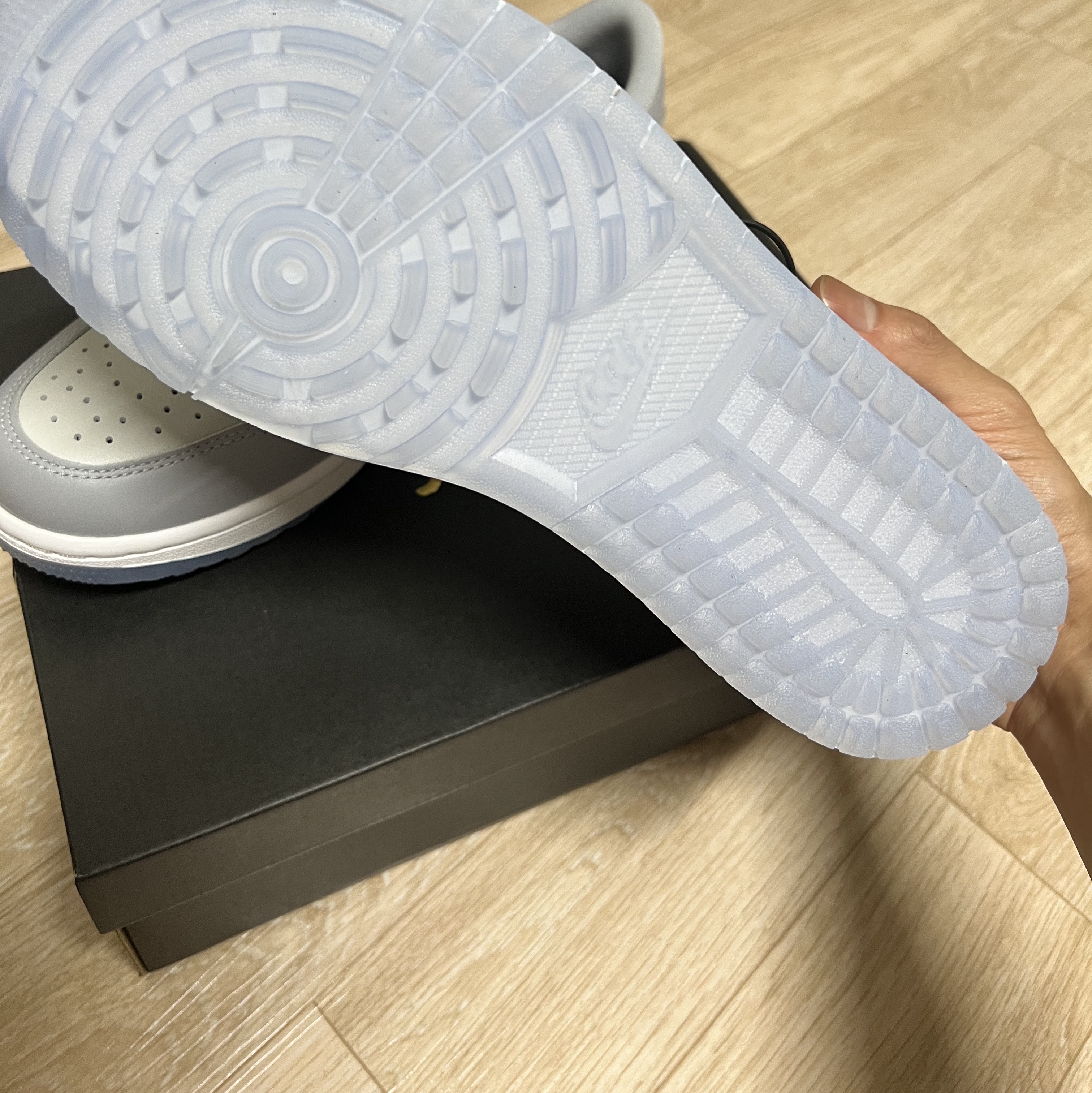 Jordan 1 Low Golf Wolf Grey 착용 스타일 - 2