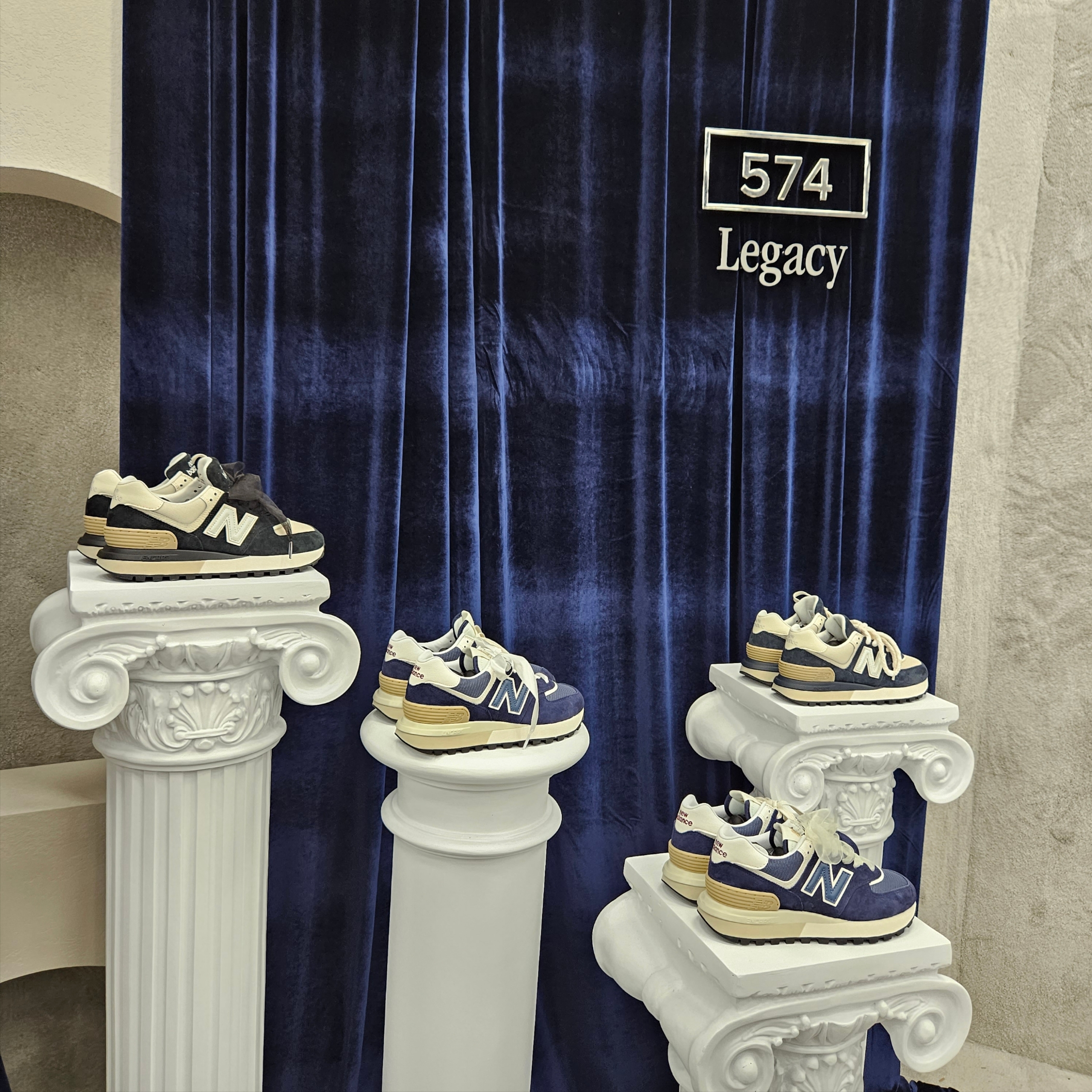 New Balance 574 Legacy Blue Navy 착용 스타일