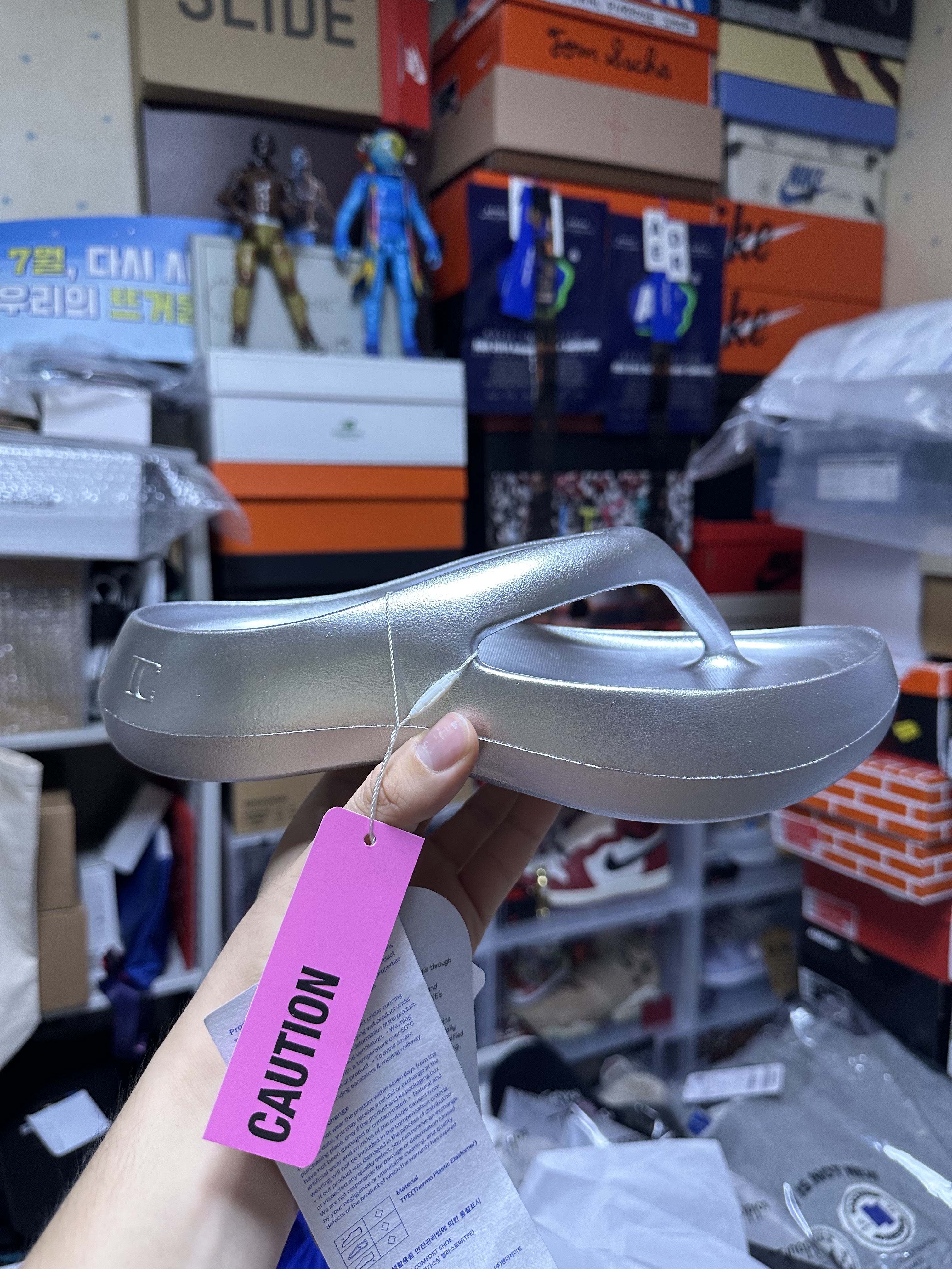 Taw&Toe x Low Classic Platform Flip Flop Silver 착용 스타일