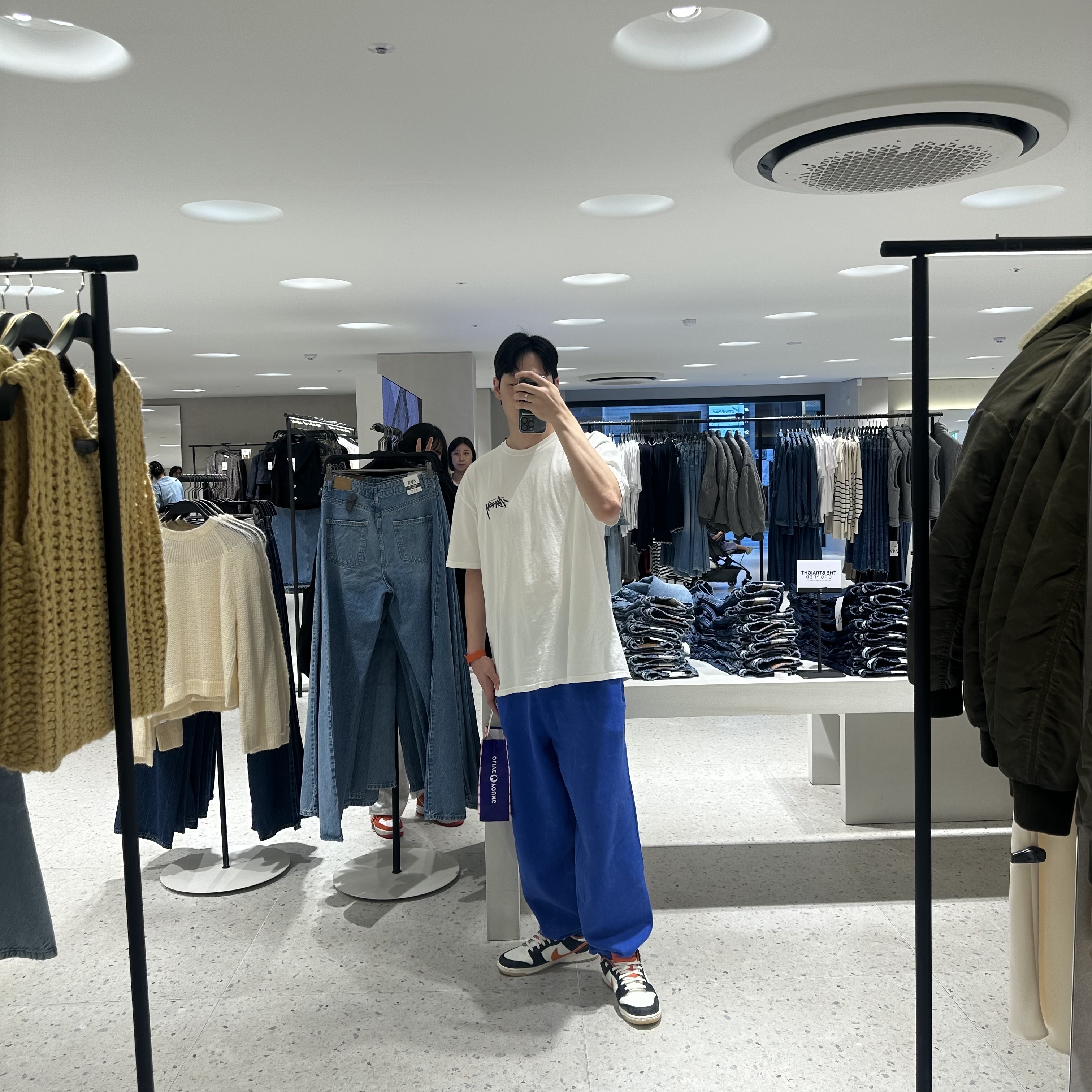 Stussy Fuzzy Dice T-Shirt White, Nike x Stussy NRG Acid Washed Fleece Pants Game Royal (DR4025-480) 착용 스타일