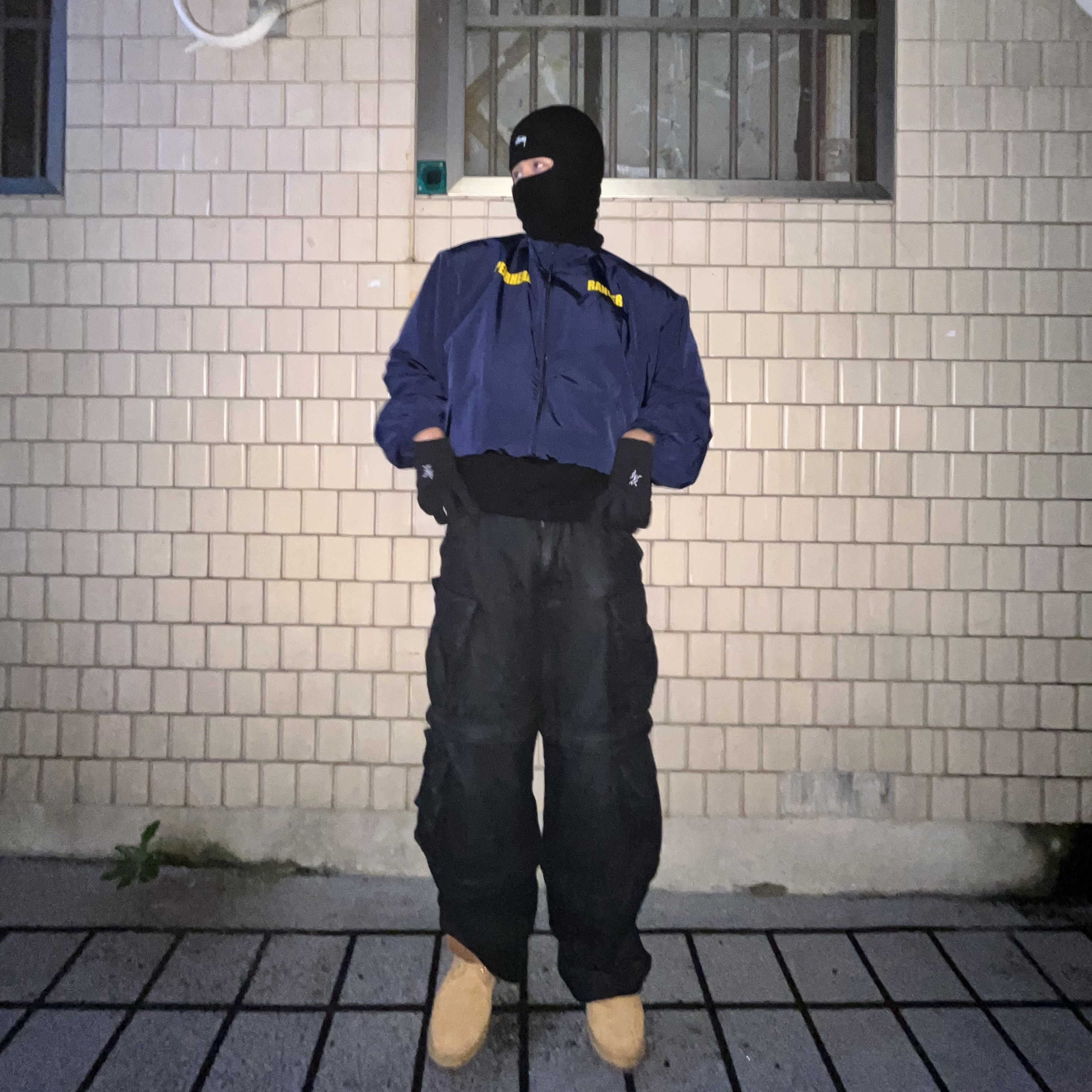 Undermycar Maigan Padded Shoulder Zip-Up Blouson India Ink - 23FW, Project G/R Oversized Convertible Cargo Pants Coated Black 착용 스타일 - 4