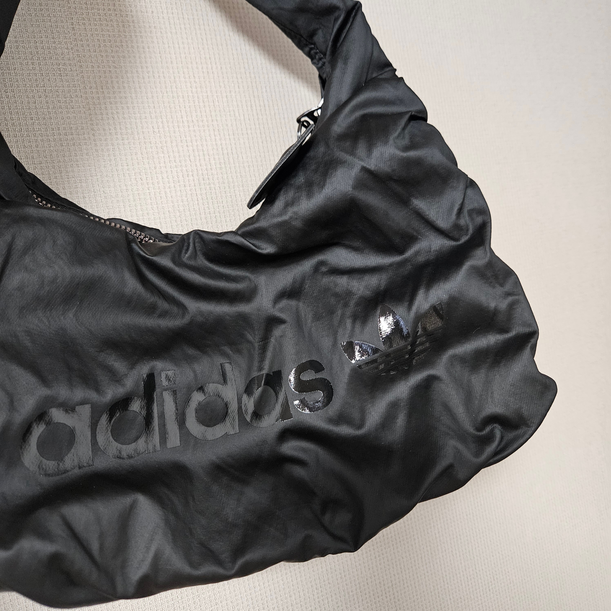 Adidas Satin Small Shoulder Bag Black 착용 스타일