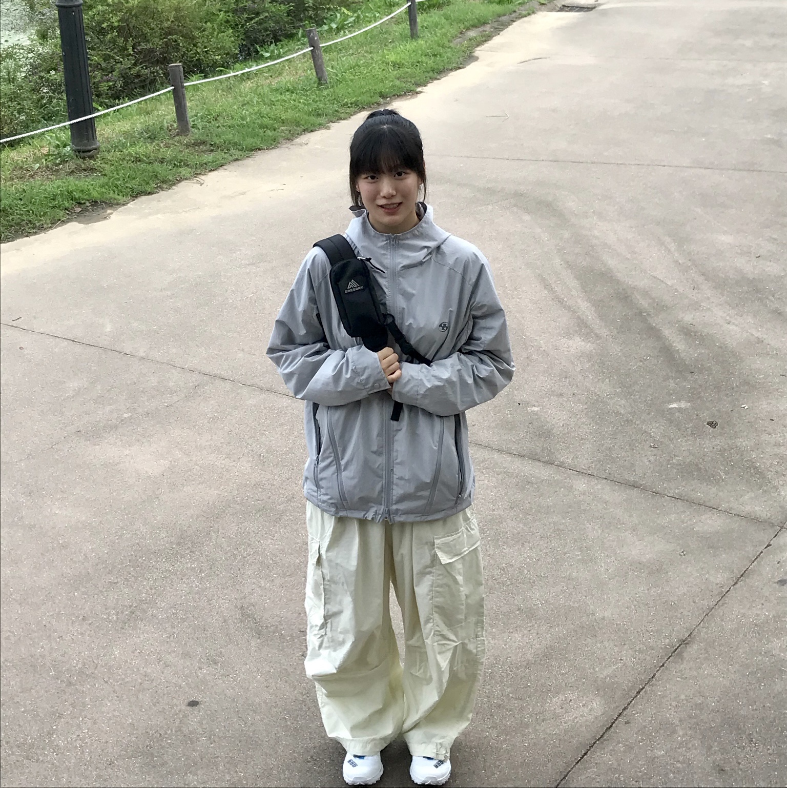 Salomon XT-4 White Lunar Rock 착용 스타일 - 4