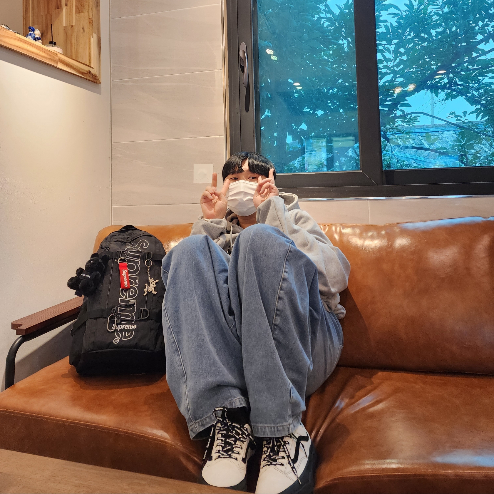 Supreme Backpack Black - 18FW, Matin Kim Black Bunny Toy Keyring Black 착용 스타일 - 2