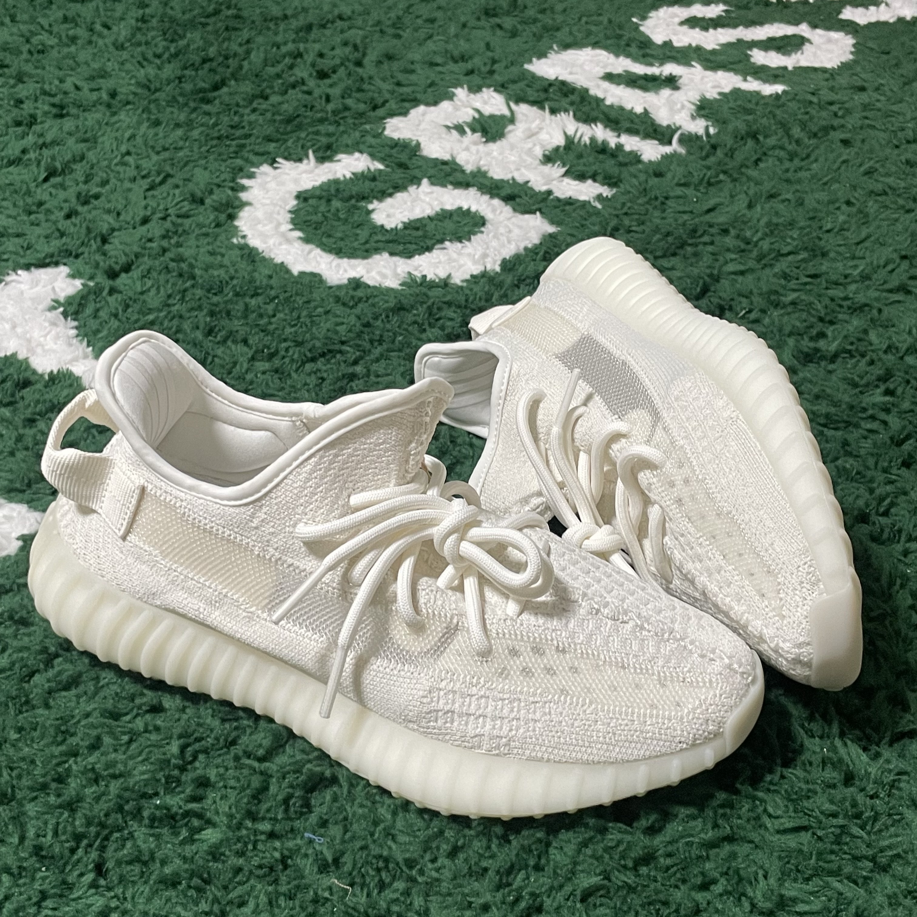 Adidas Yeezy Boost 350 V2 Bone 착용 스타일 - 3