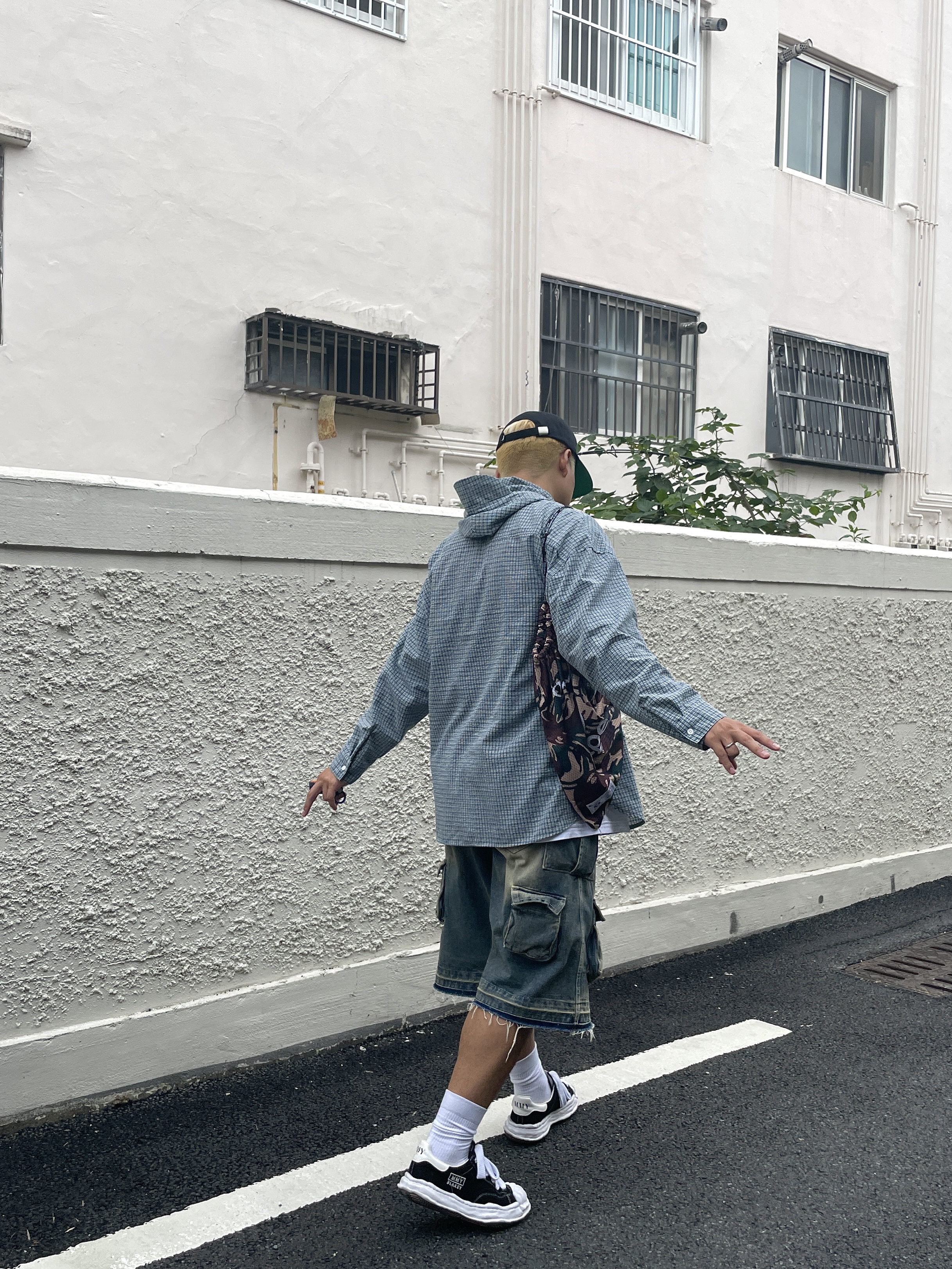 Stussy Stu Arch Strapback Cap Black, Nos Couleurs Old Washed Cargo Denim Shorts Blue 착용 스타일 - 2