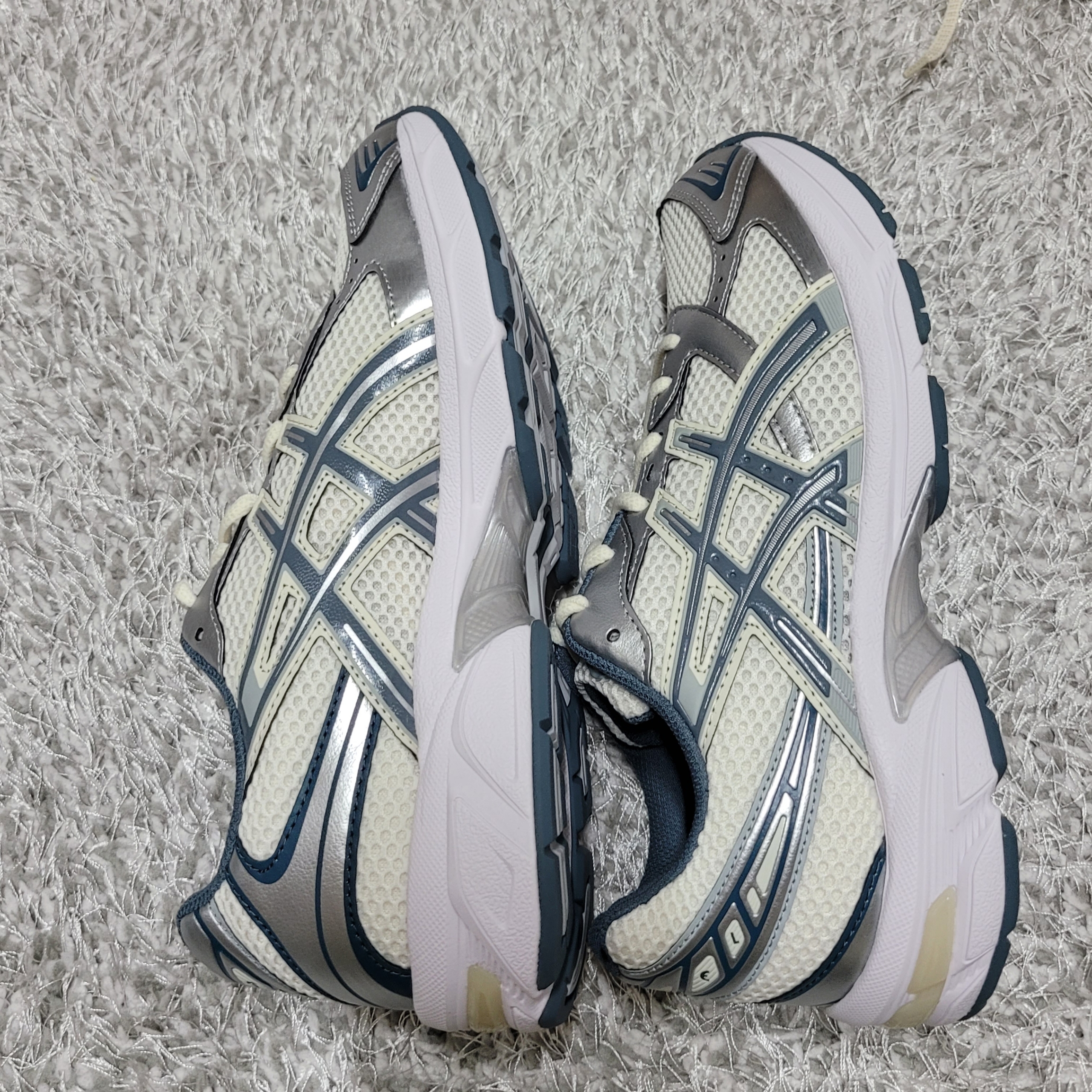 Asics Gel-1130 Cream Ironclad 착용 스타일 - 1