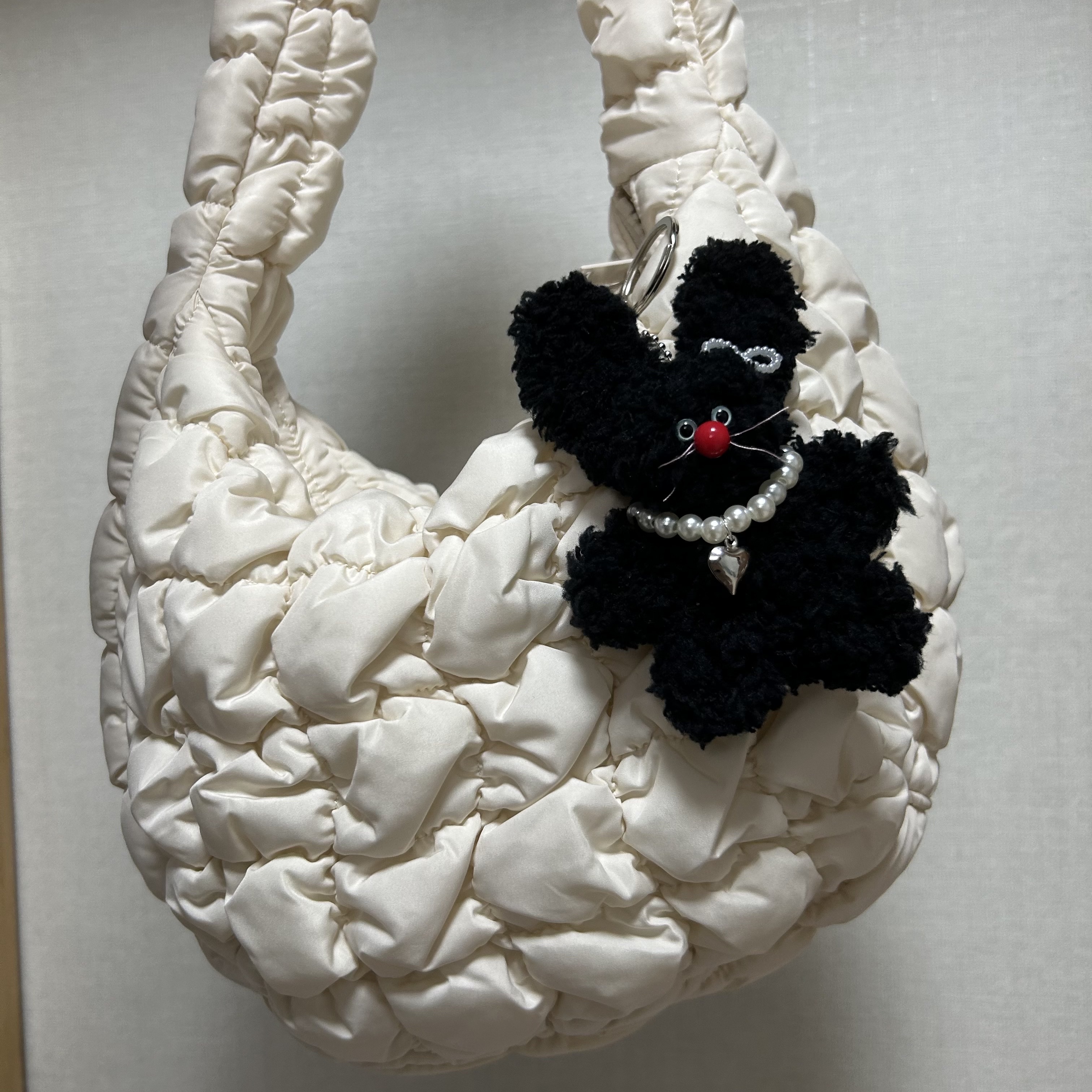 COS Quilted Mini Bag Cream 착용 스타일