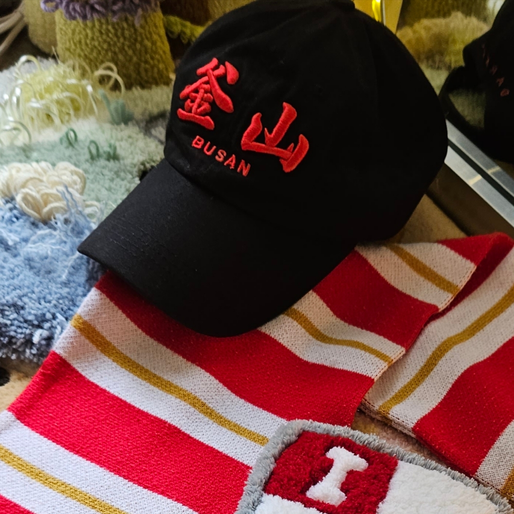 Darkr8m Studio Busan Red Logo Cap 착용 스타일
