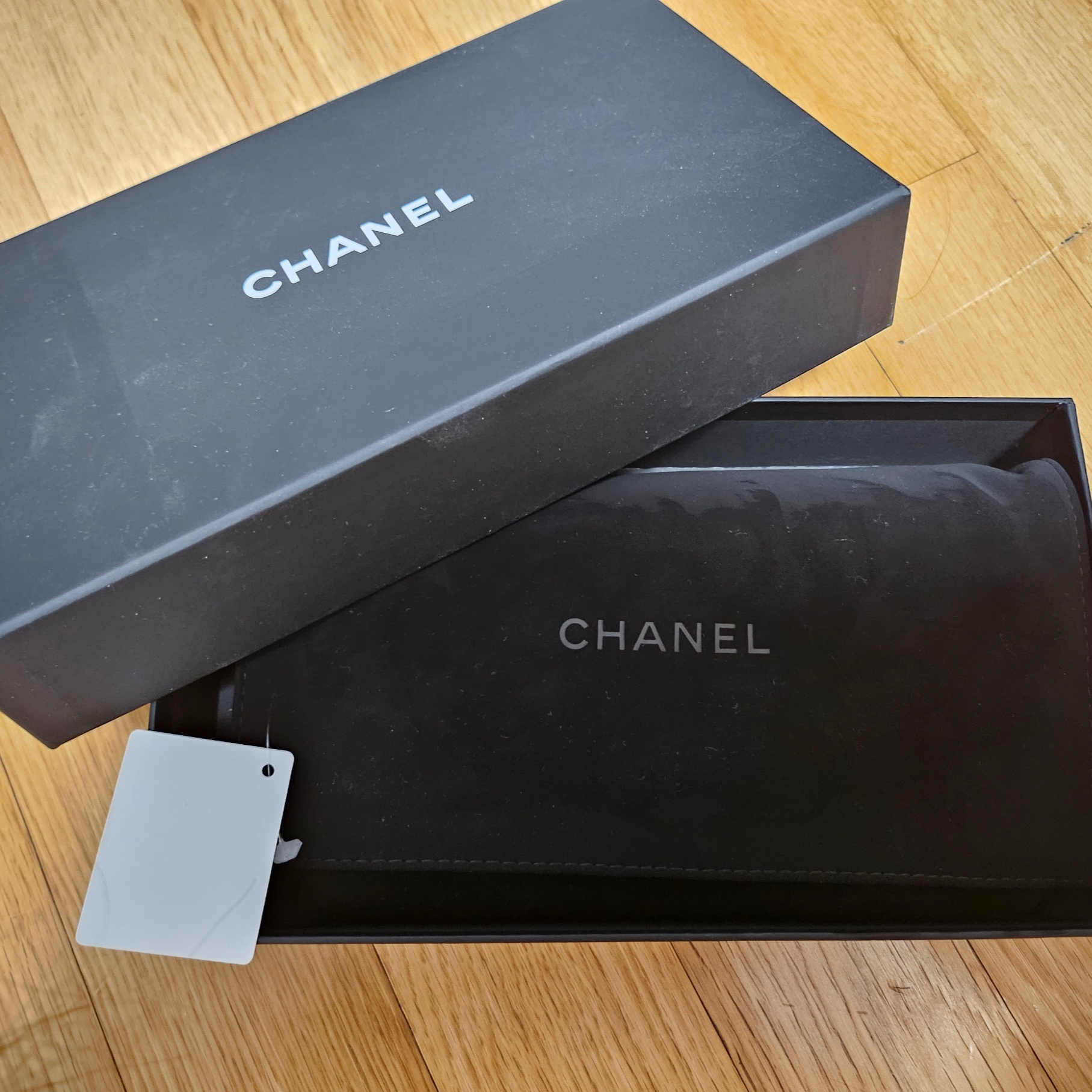Chanel Classic Flap Wallet Grained Calfskin & Gold Black 착용 스타일 - 2