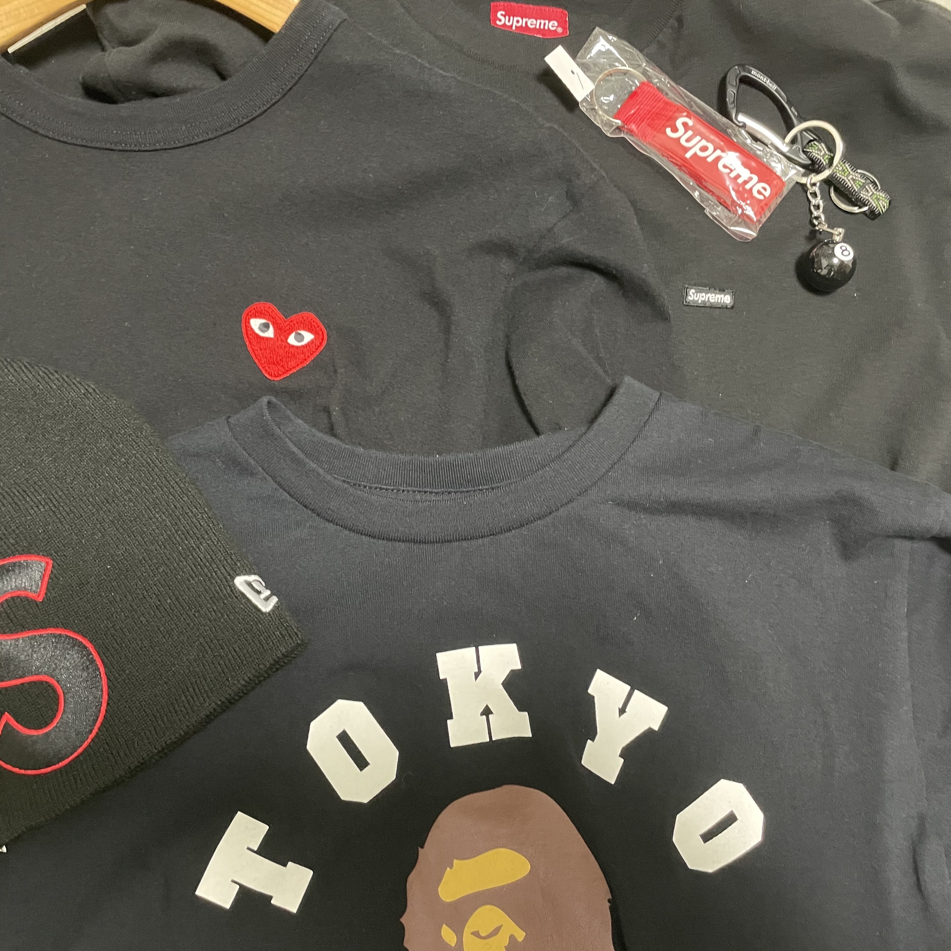 Supreme Small Box T-Shirt Black, Play Comme des Garcons Red Heart T-Shirt Black 착용 스타일