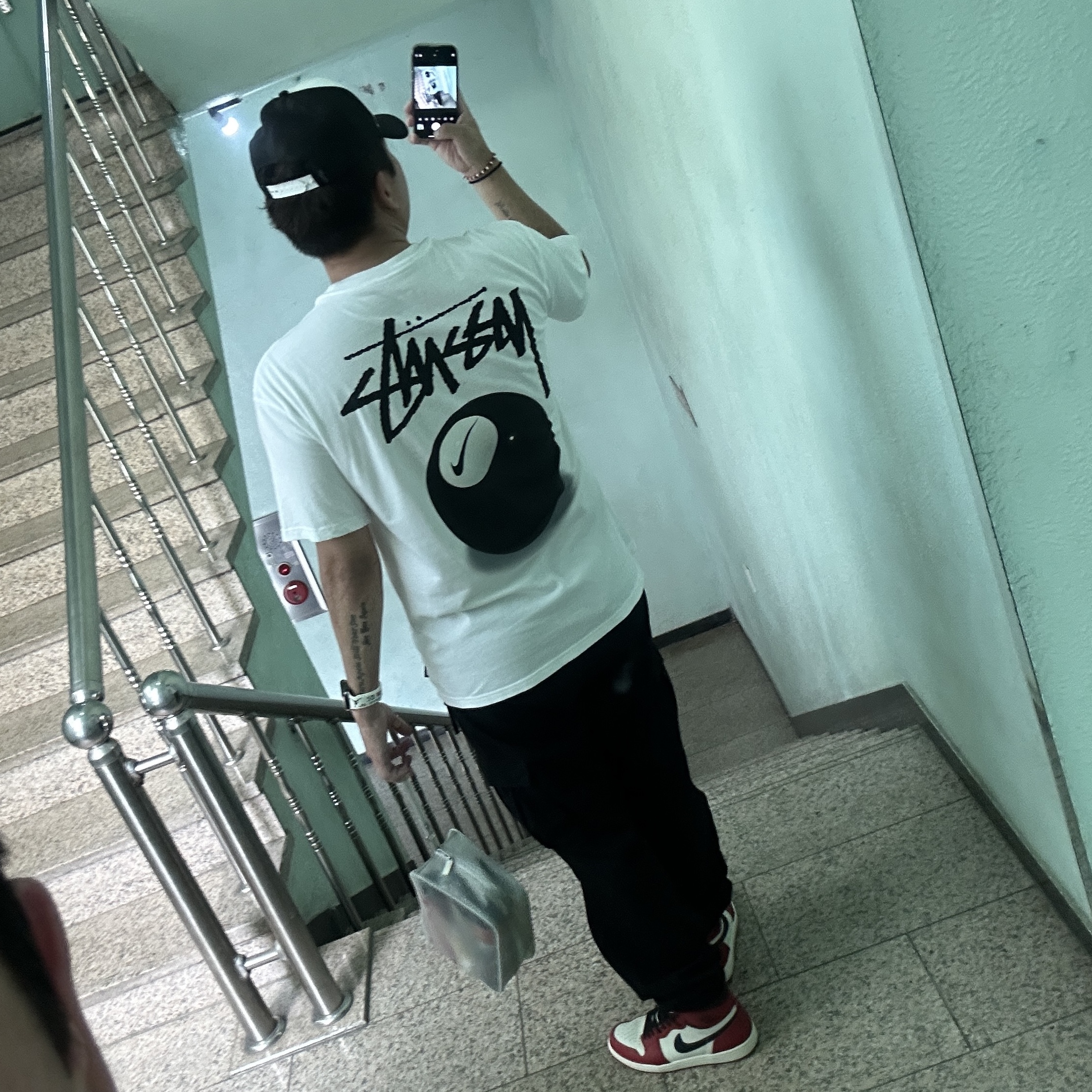 Jordan 1 Retro High OG Chicago 2022, Nike x Stussy NRG FL SS 8 Ball T-Shirt White (DO9322-100) 착용 스타일 - 2