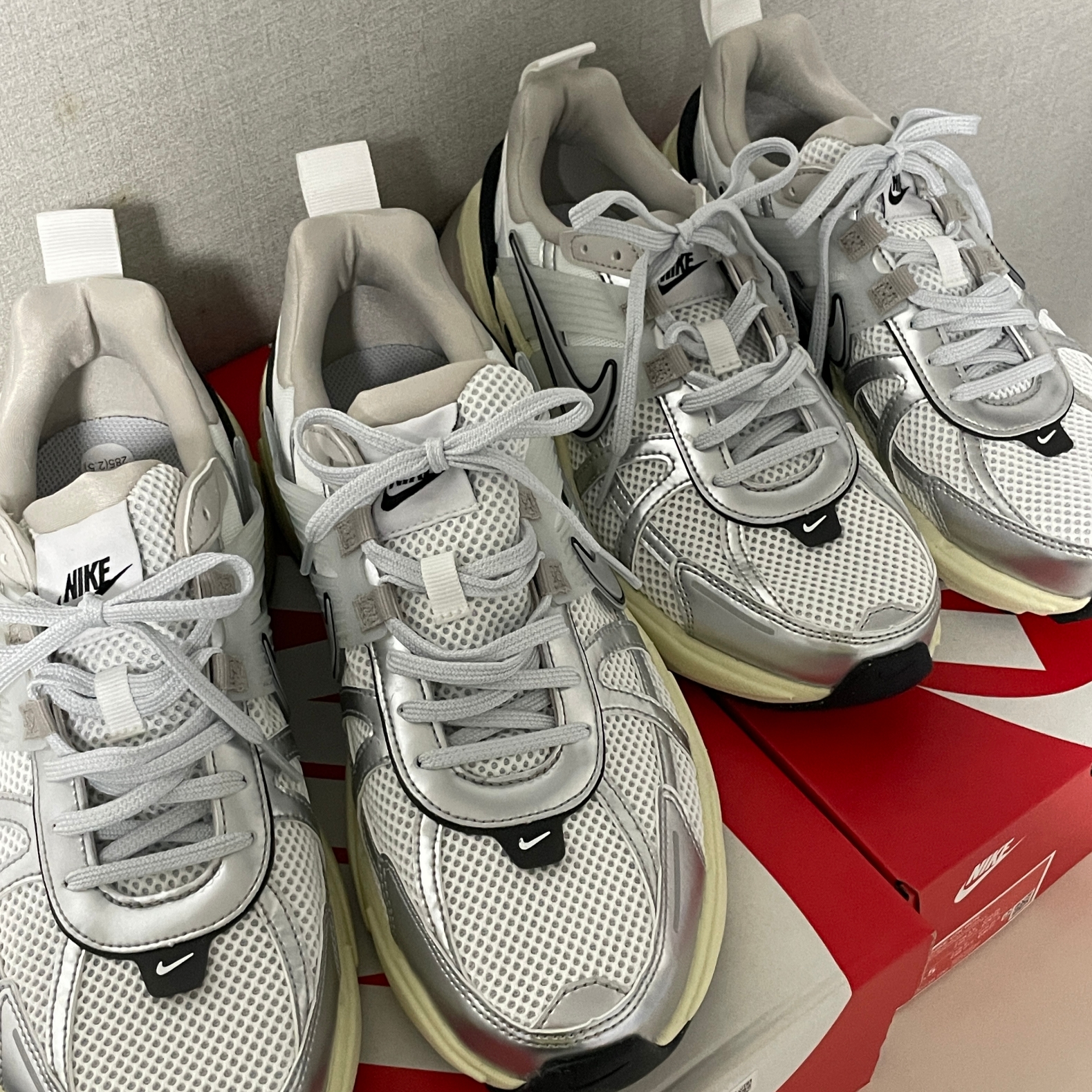 Nike V2K Run Summit White Metallic Silver 착용 스타일