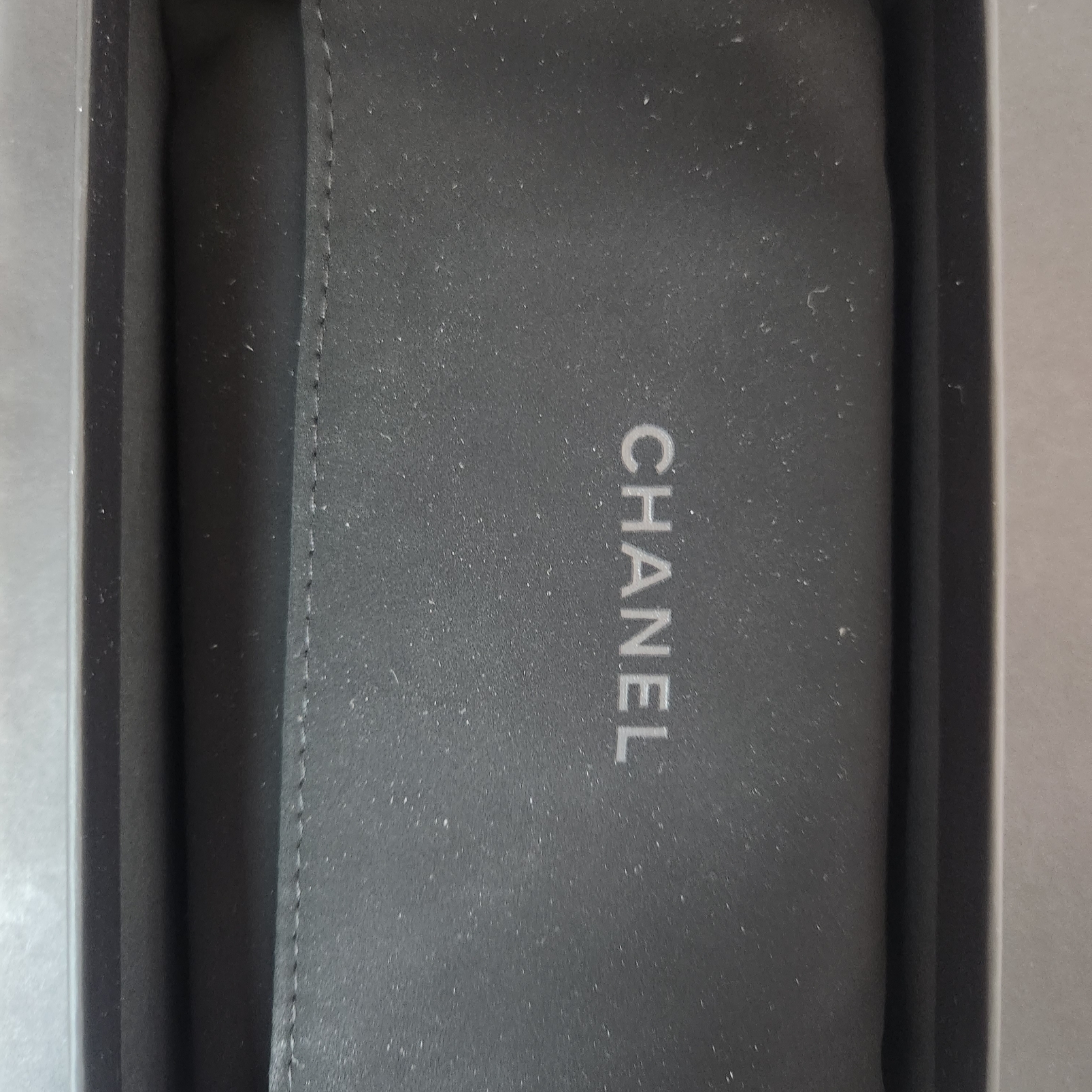 Chanel Classic Card Holder Grained Calfskin & Gold Black 착용 스타일 - 2