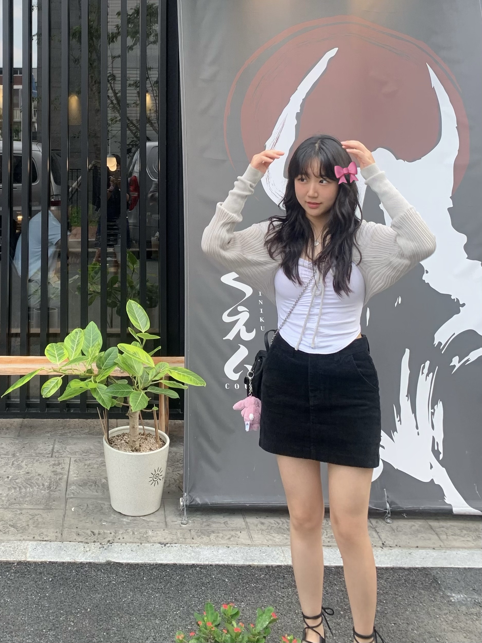 Prada Re-Nylon Mini Backpack Black, Jellycat Bashful Bunny Bag Charm Tulip 착용 스타일 - 2