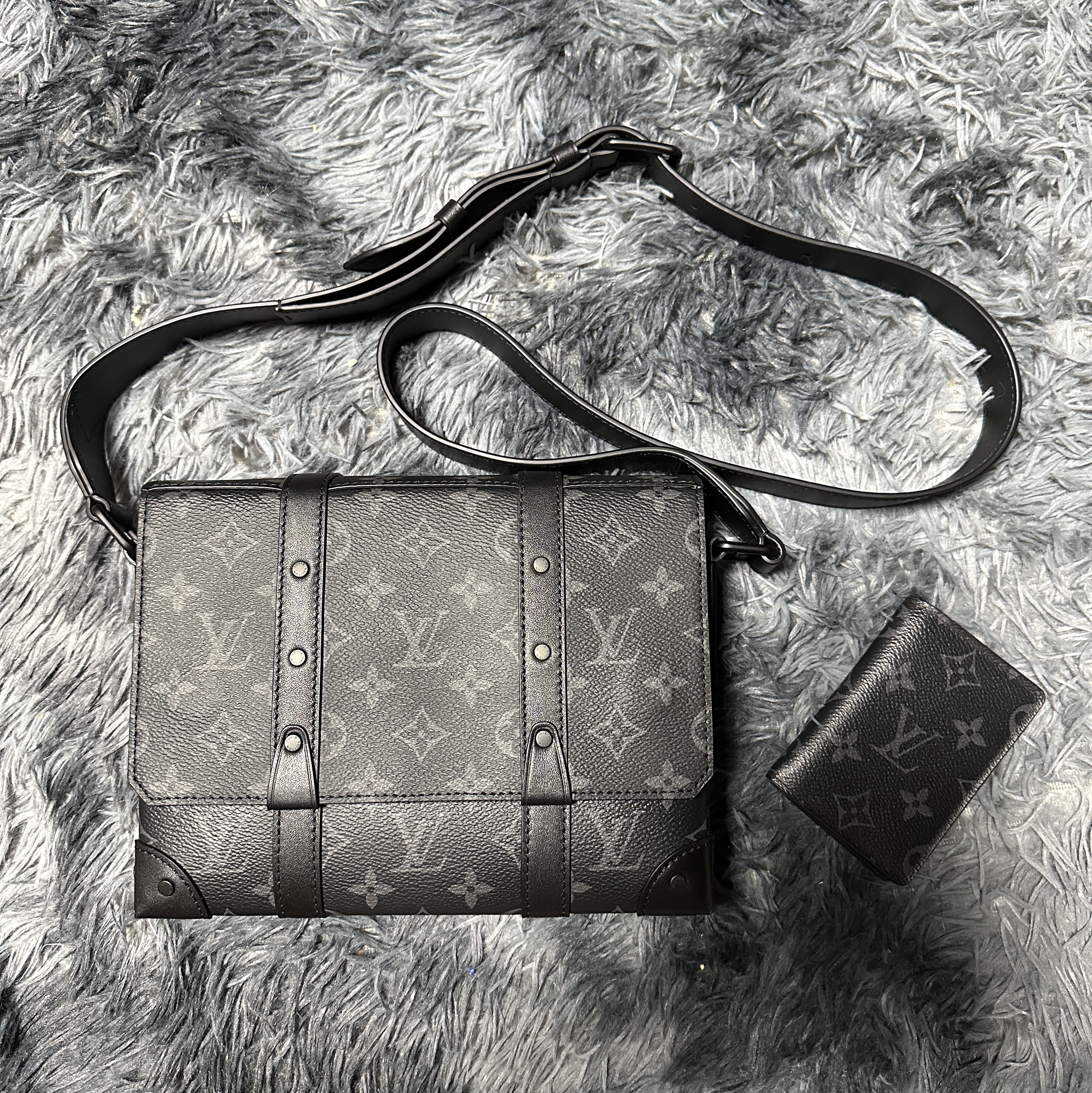 Louis Vuitton Pocket Organizer Monogram Eclipse, Louis Vuitton Trunk Messenger Monogram Eclipse 착용 스타일