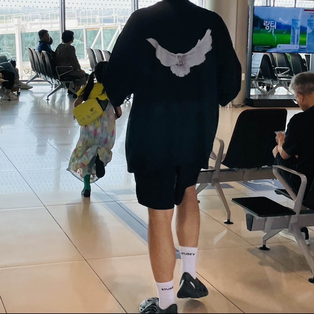 Yeezy Gap Engineered By Balenciaga Dove 3/4 Sleeve T-Shirt Black, Adidas Yeezy Foam RNNR Carbon 착용 스타일