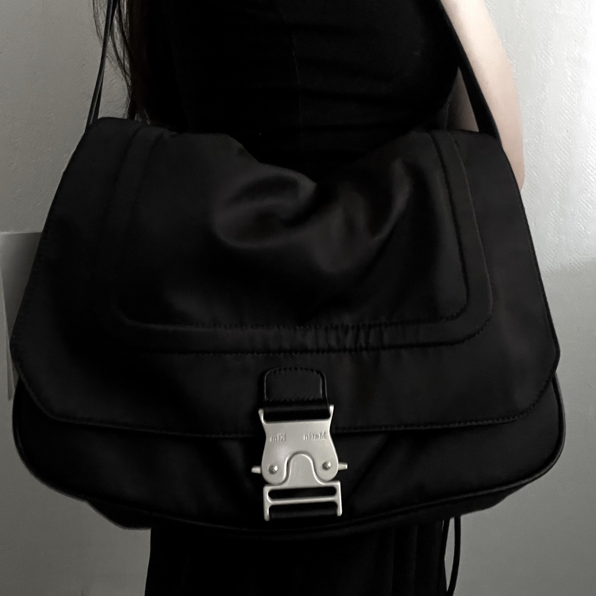 Matin Kim Buckle Bag Black 착용 스타일 - 2