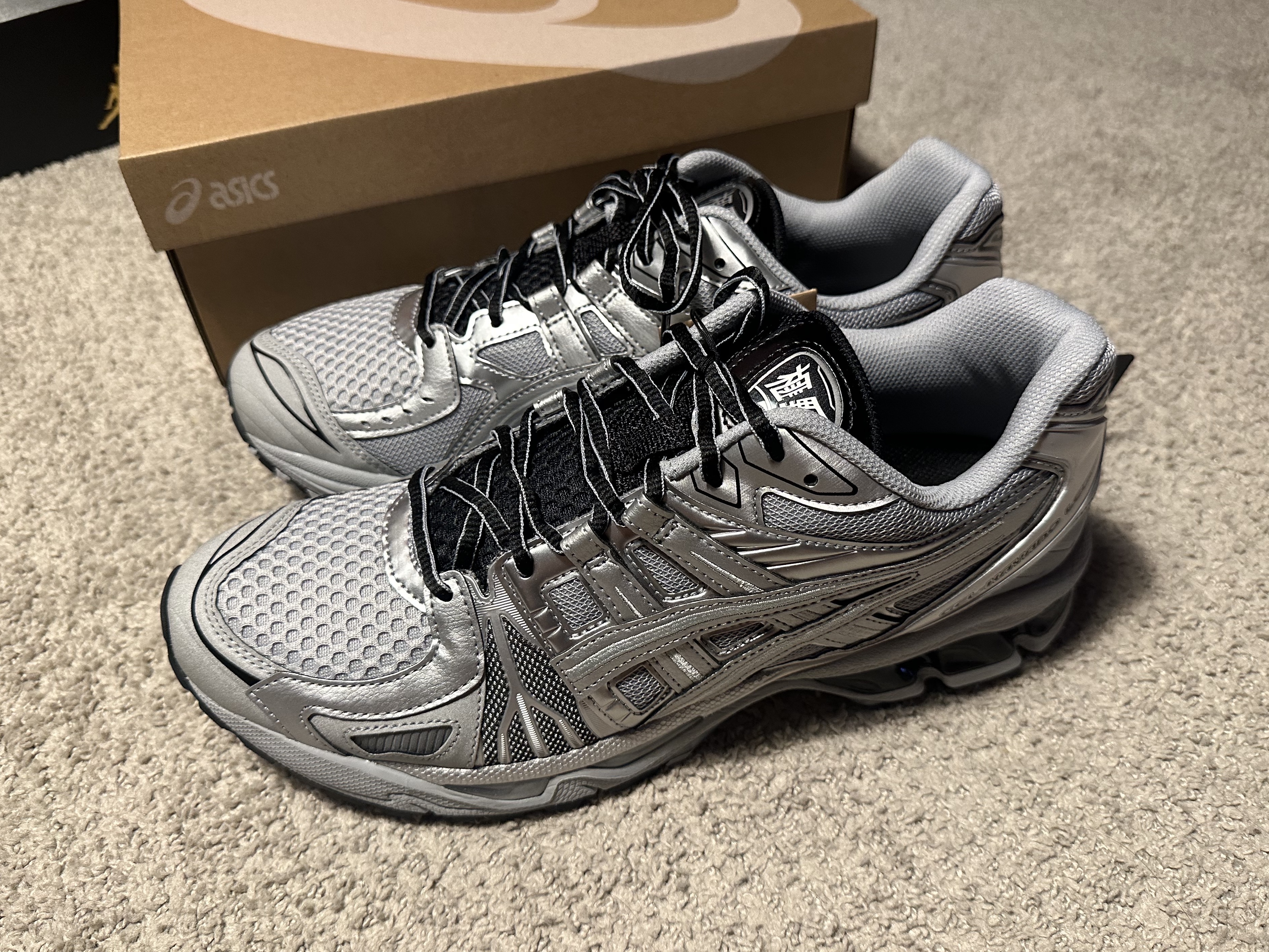 Asics Gel-Kayano Legacy Pure Silver 착용 스타일 - 1