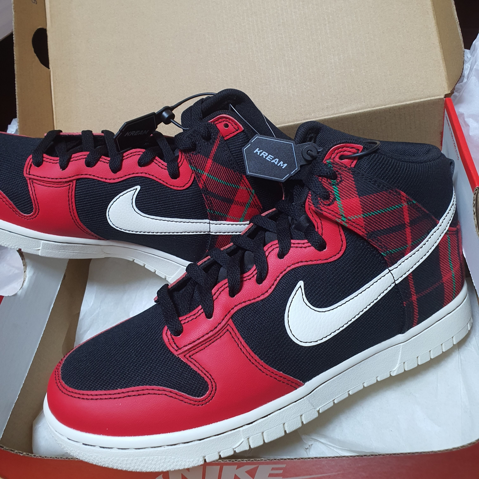 Nike Dunk High Black and University REd 착용 스타일