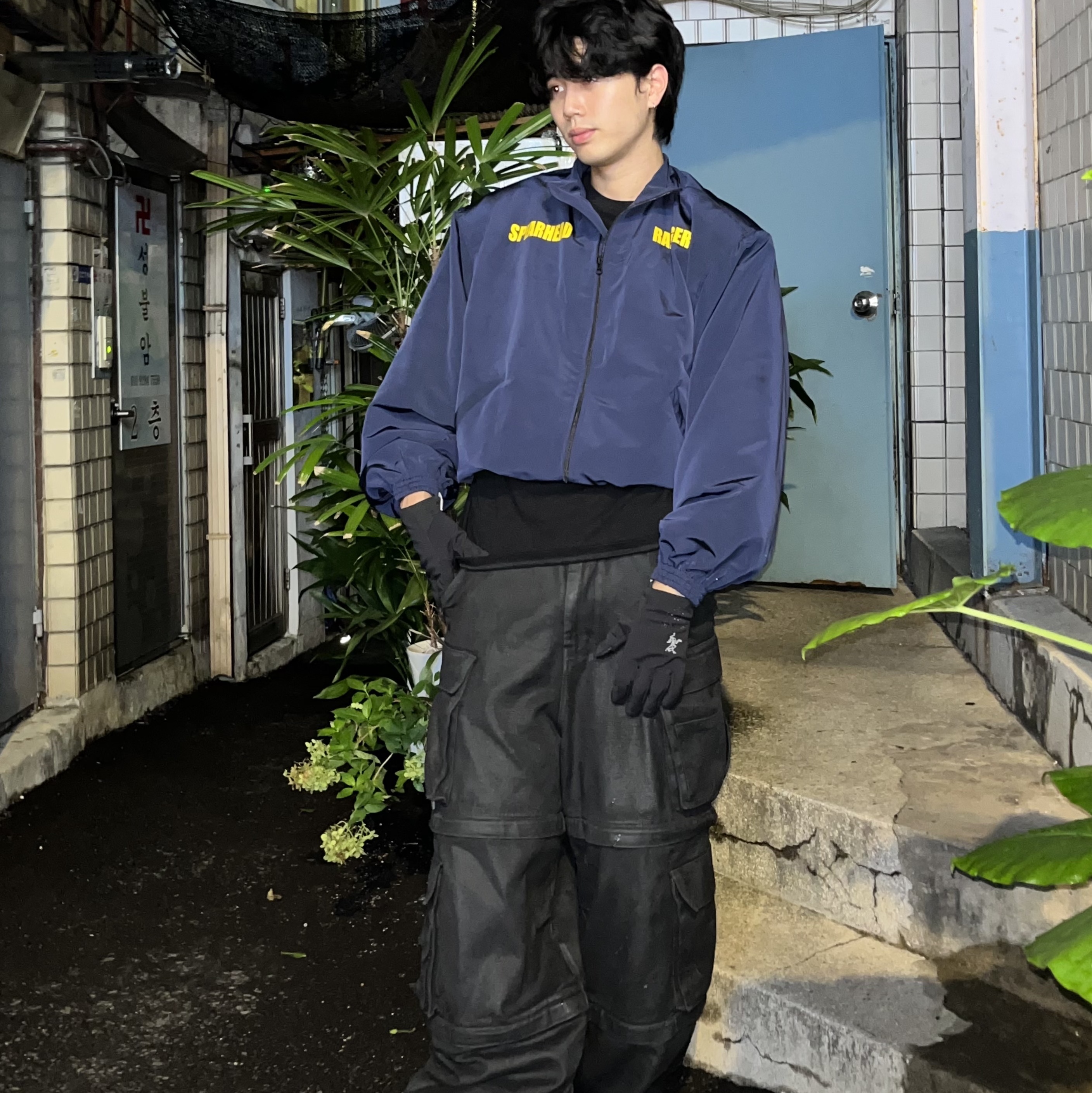 Undermycar Maigan Padded Shoulder Zip-Up Blouson India Ink - 23FW, Project G/R Oversized Convertible Cargo Pants Coated Black 착용 스타일 - 1